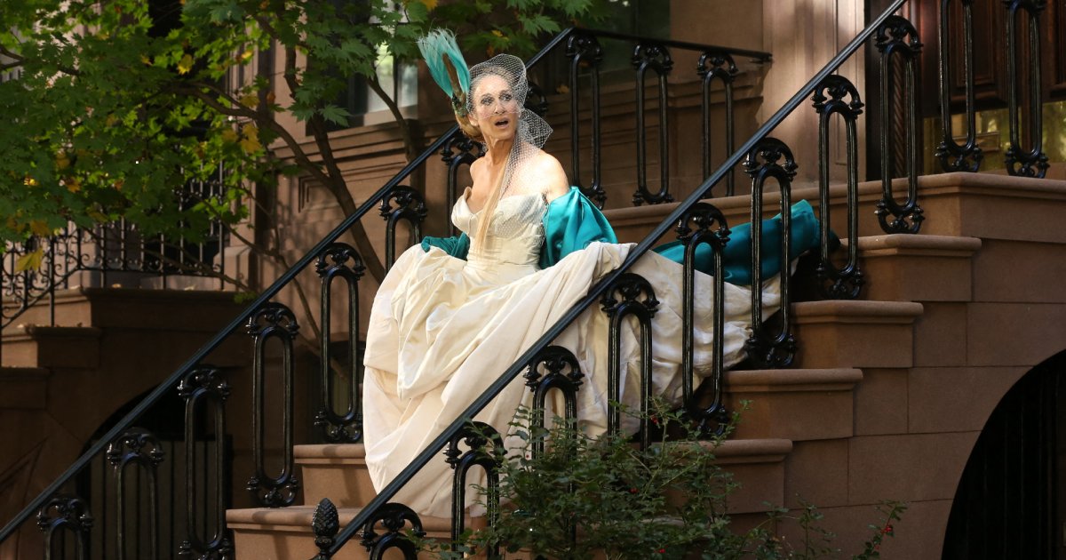 Carrie Bradshaw qui sort de son appartement en robe de mariée 