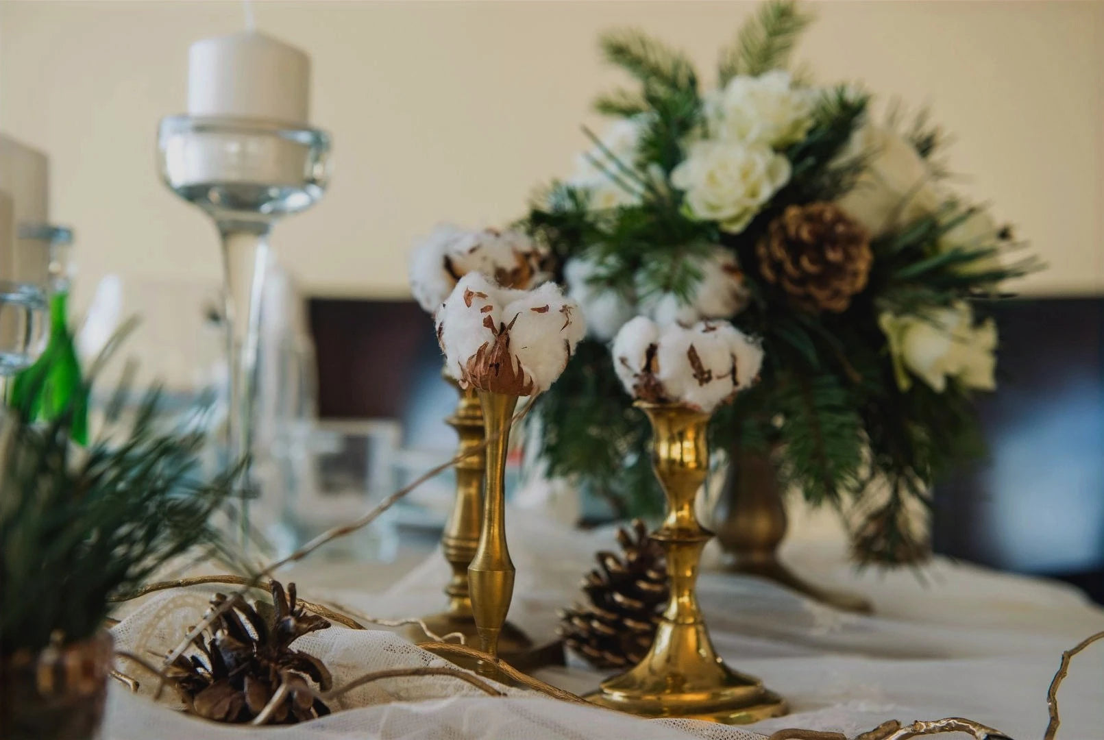 Décoration des tables pour la célébration d'un mariage avec du coton sur des portes chandelles 