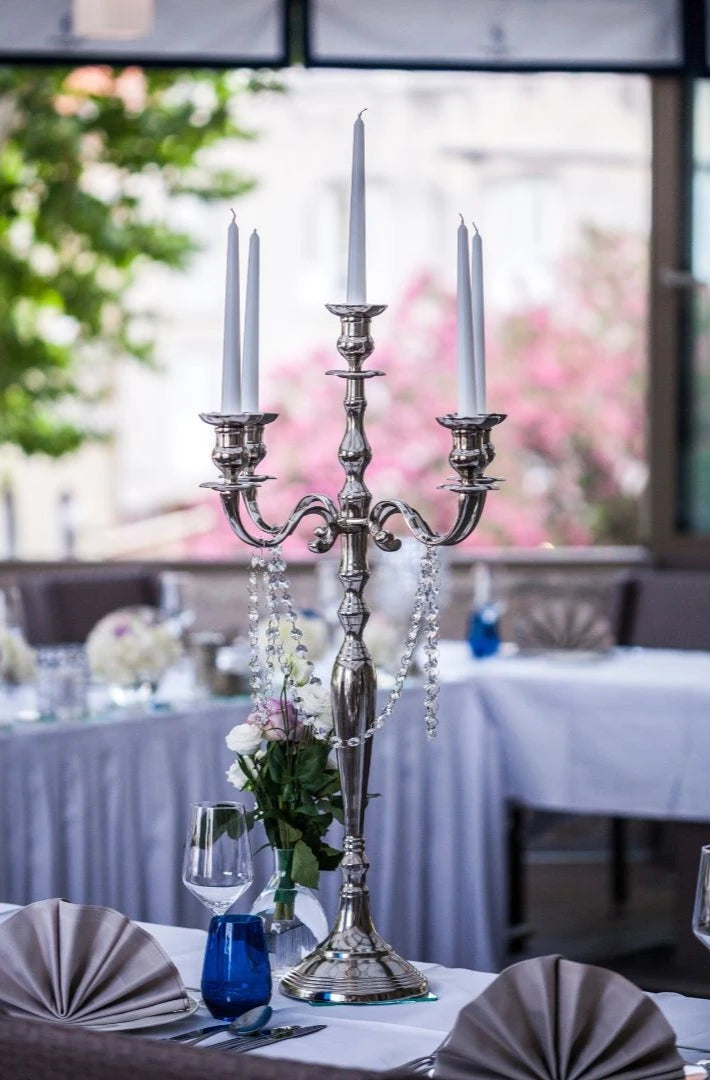 Chandelier en centre de table pour la réception d'un mariage