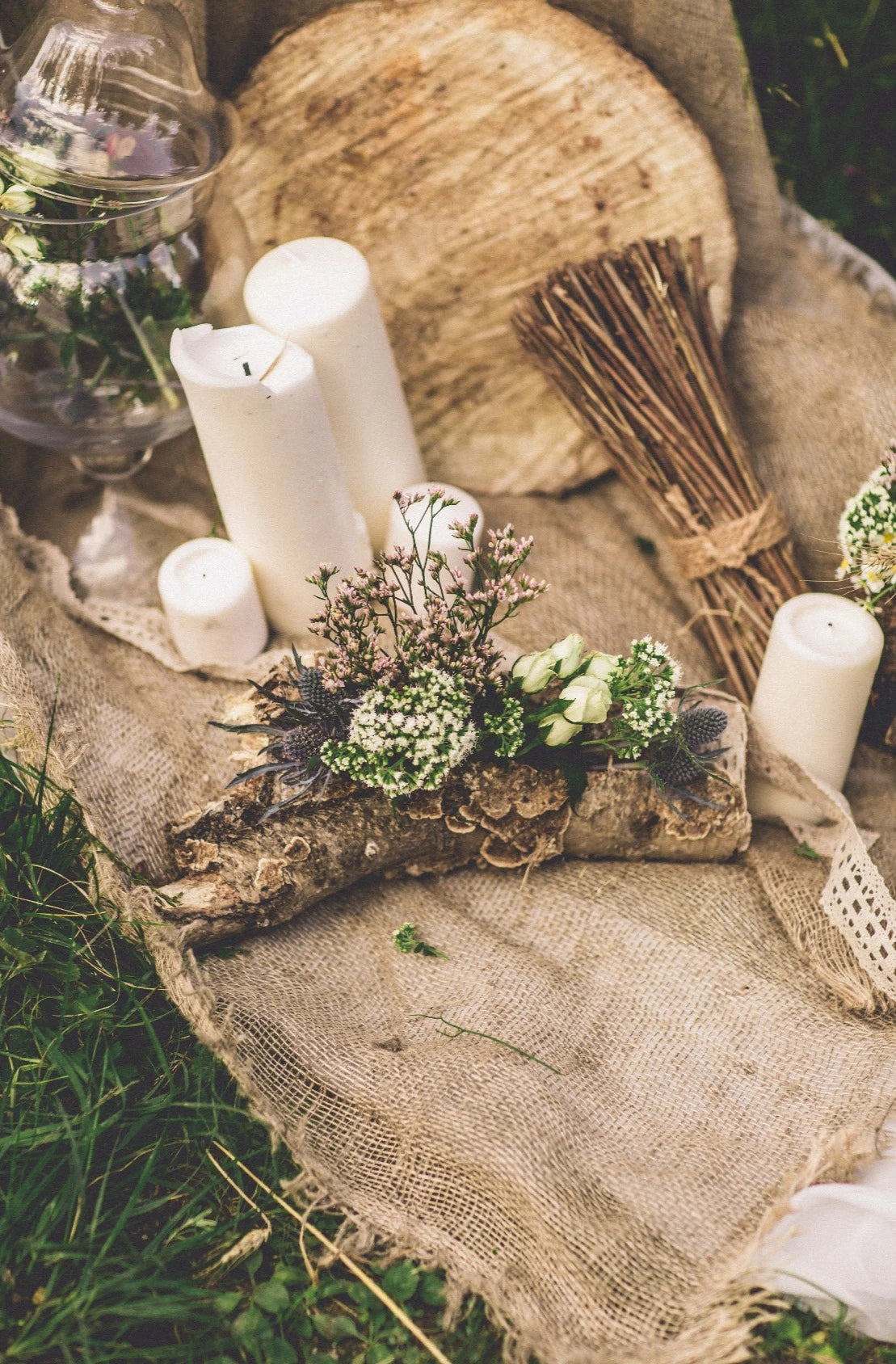 Décoration de mariage très naturel avec des fleurs, des branches et des bougies