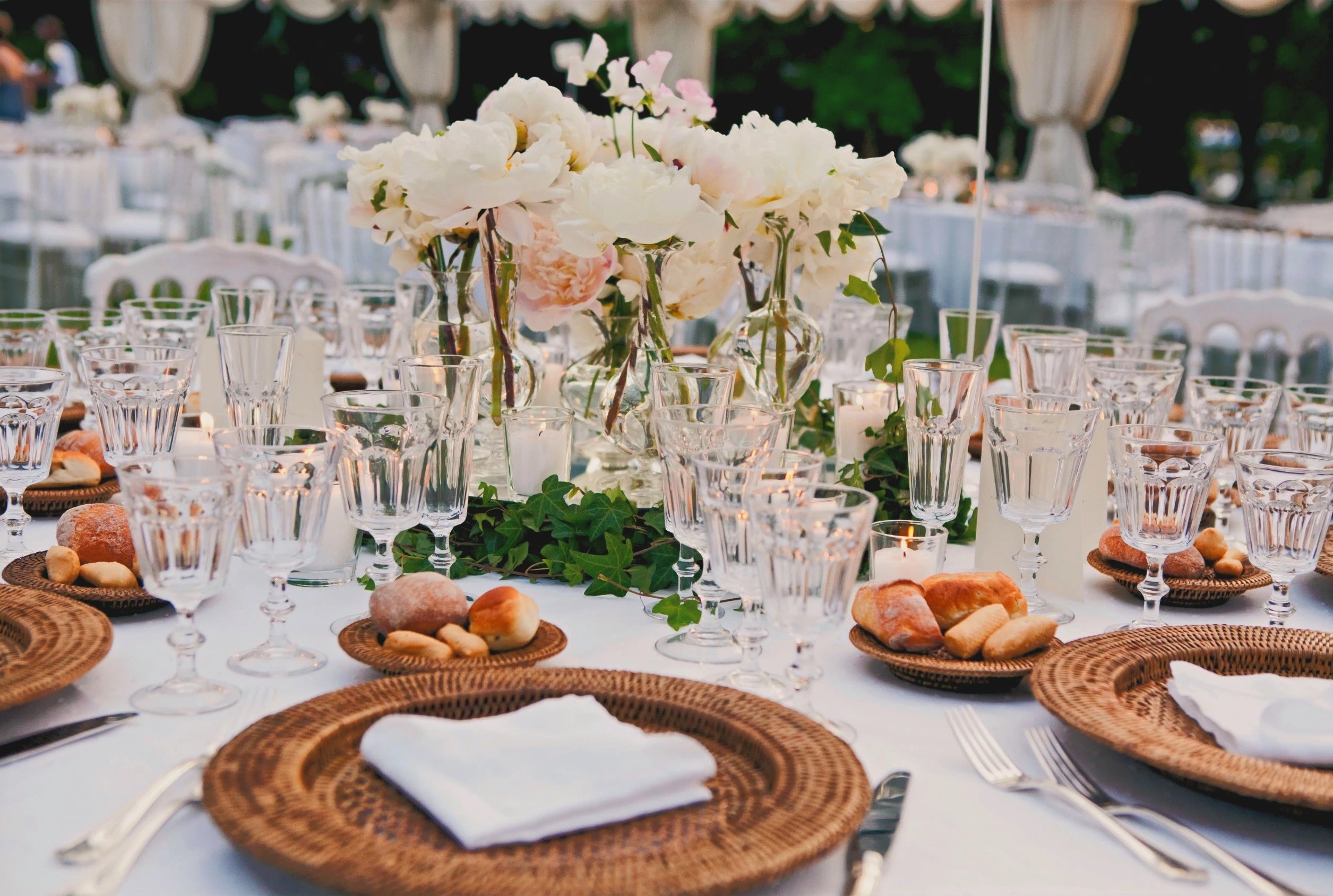 Décoration d'une table à l'extérieur pour un mariage d'hiver