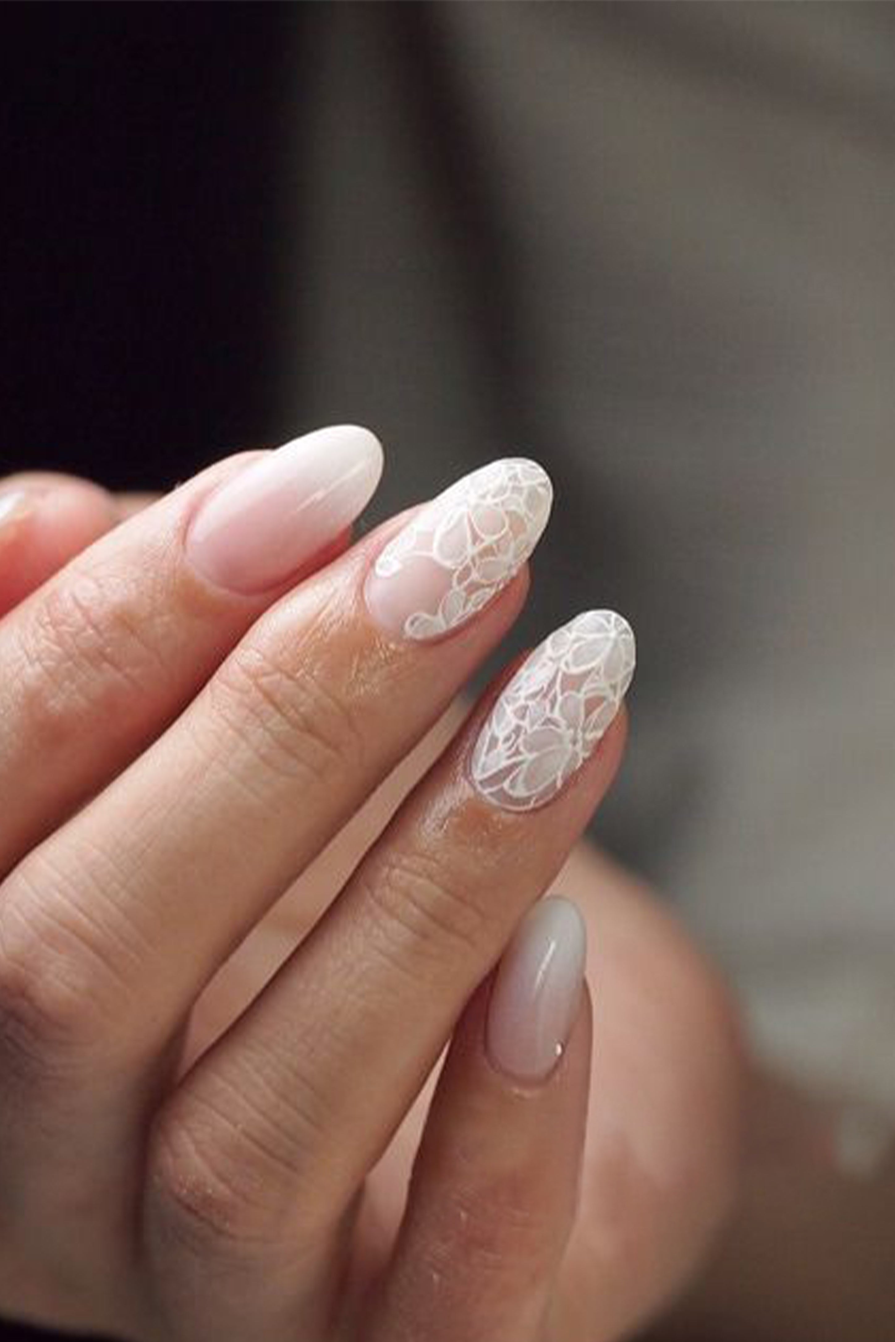 Ongle pour mariée avec une manucure babyboomer et un ajout de designs style dentelle sur deux doigts