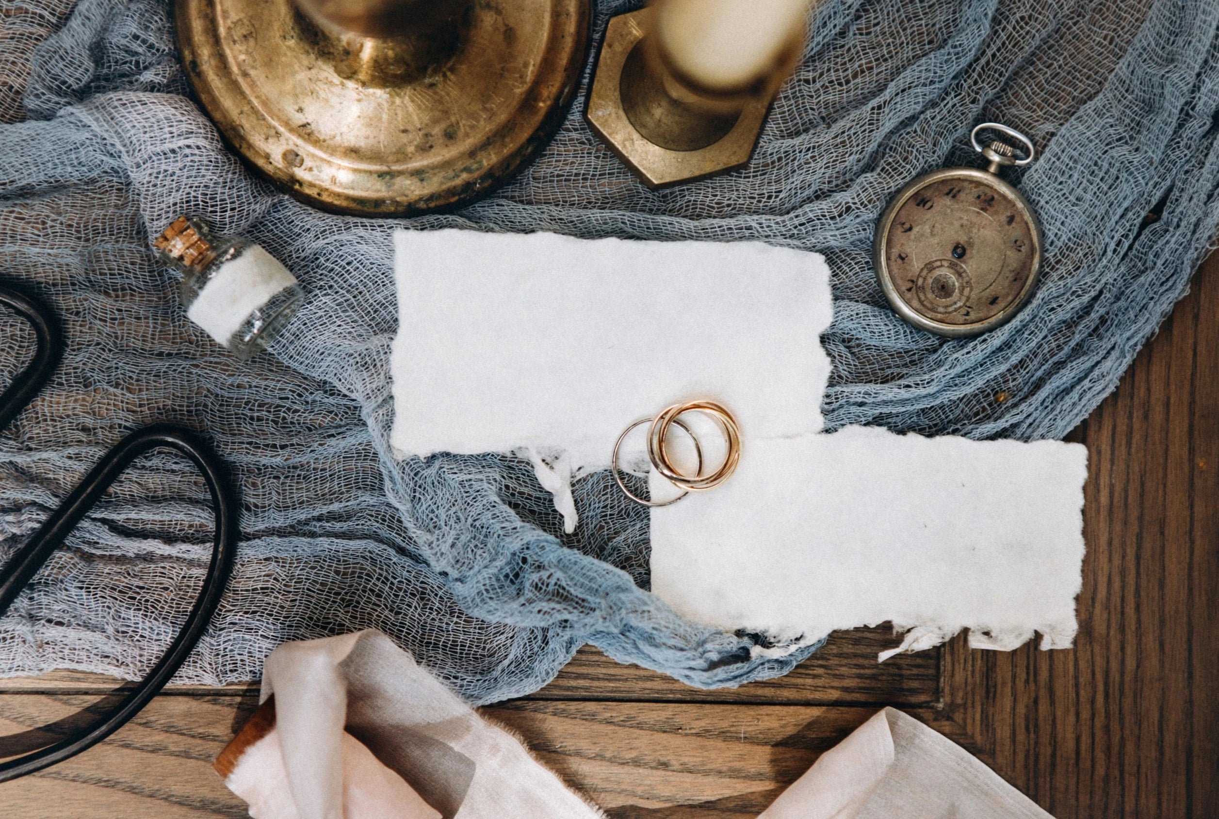 Décoration de mariage fait main avec un effet vintage avec une vieille horloge