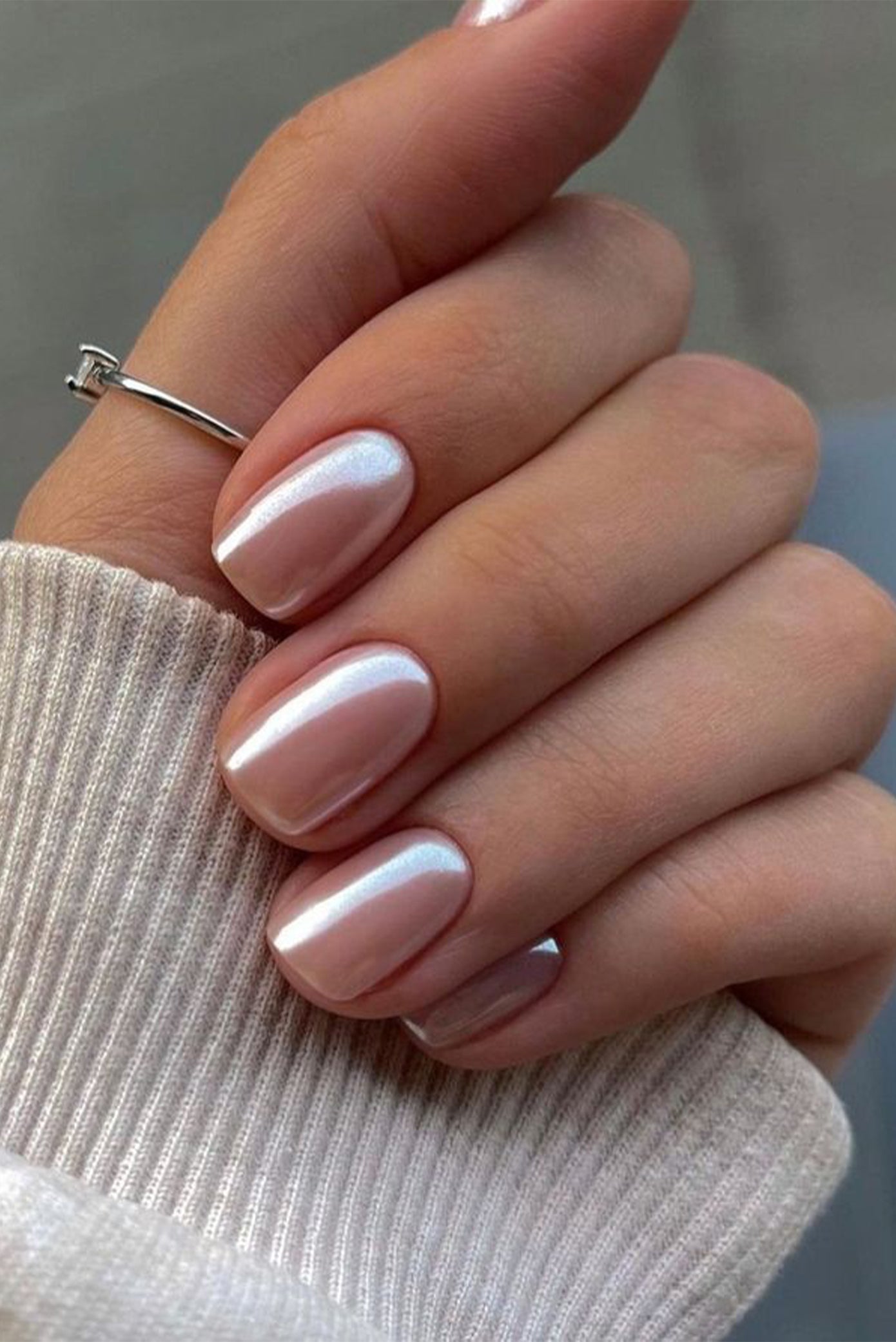 Ongle de mariée brillant style donut avec une couleur un peu rosée