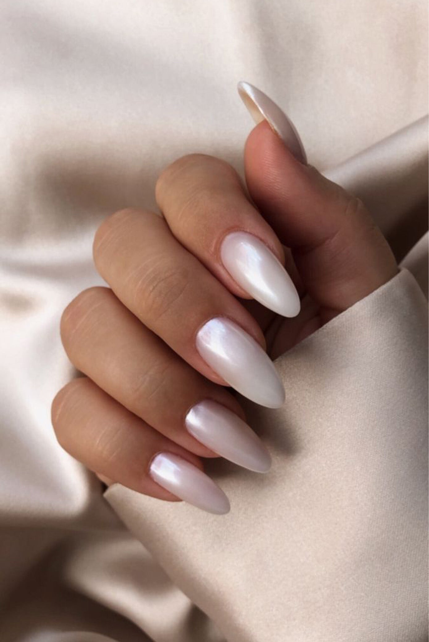 Ongles long en forme d'amande style mariée avec une manucure nacrée 