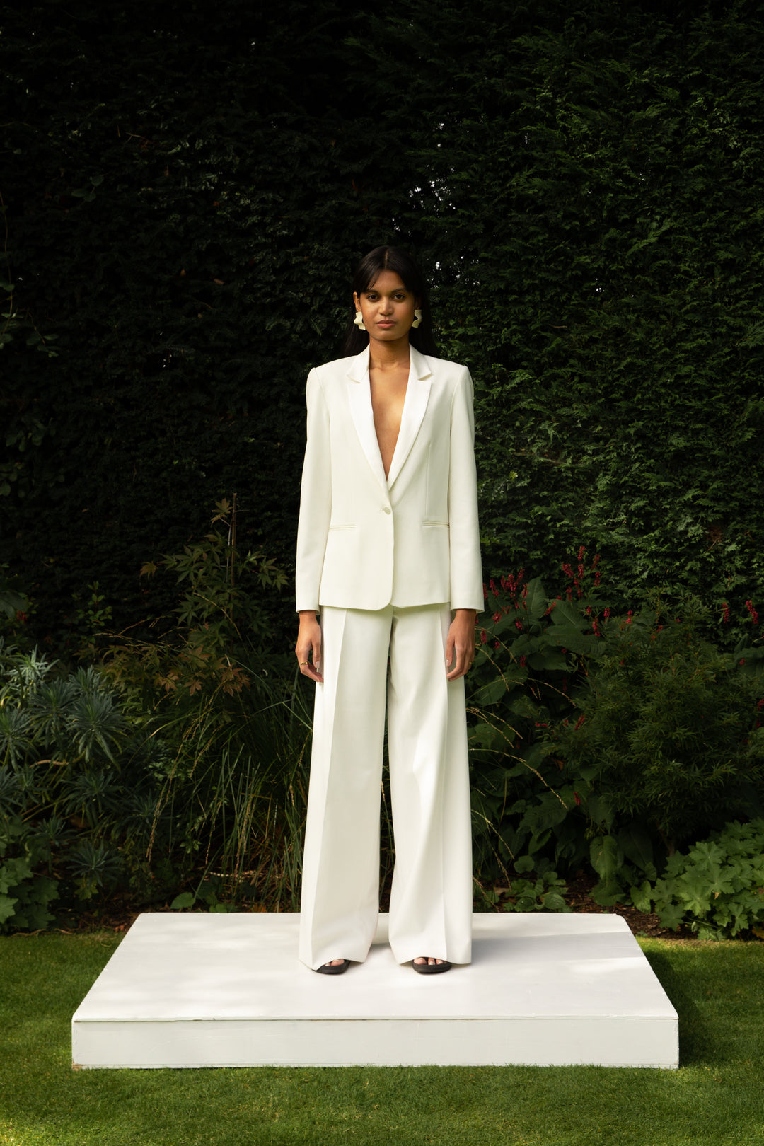 Femme le jour de son mariage portant un pantalon de tailleur et un blazer