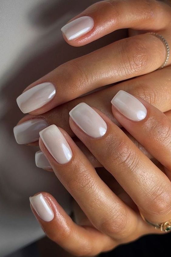 Des ongles soigneusement manucurés, quelques jours avant le mariage. Ce moment met en lumière l'importance des soins avant mariage et des habitudes de beauté, ajoutant une touche d'élégance à sa préparation.