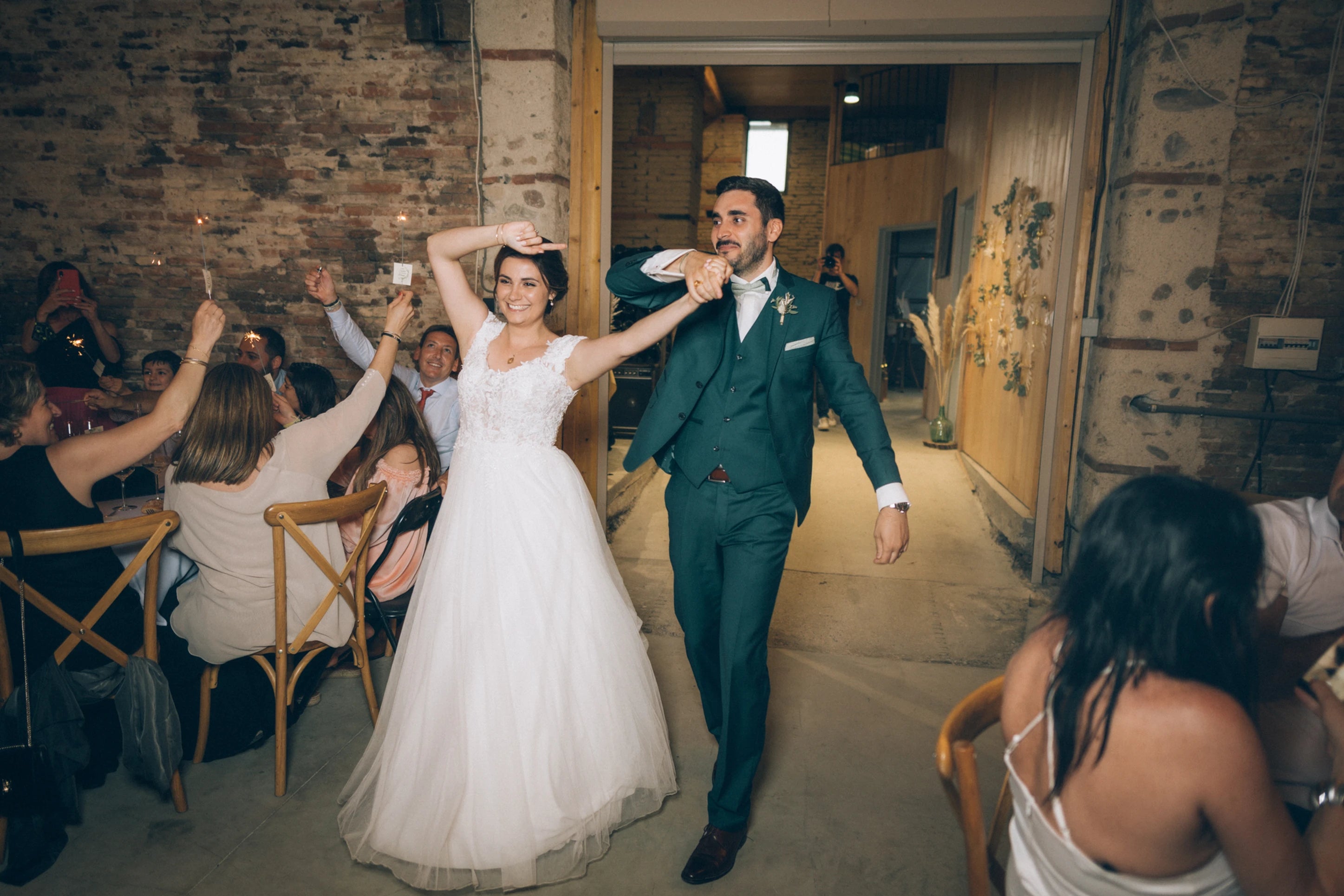 Entrée des mariés lors de la célébration après la cérémonie de mariage