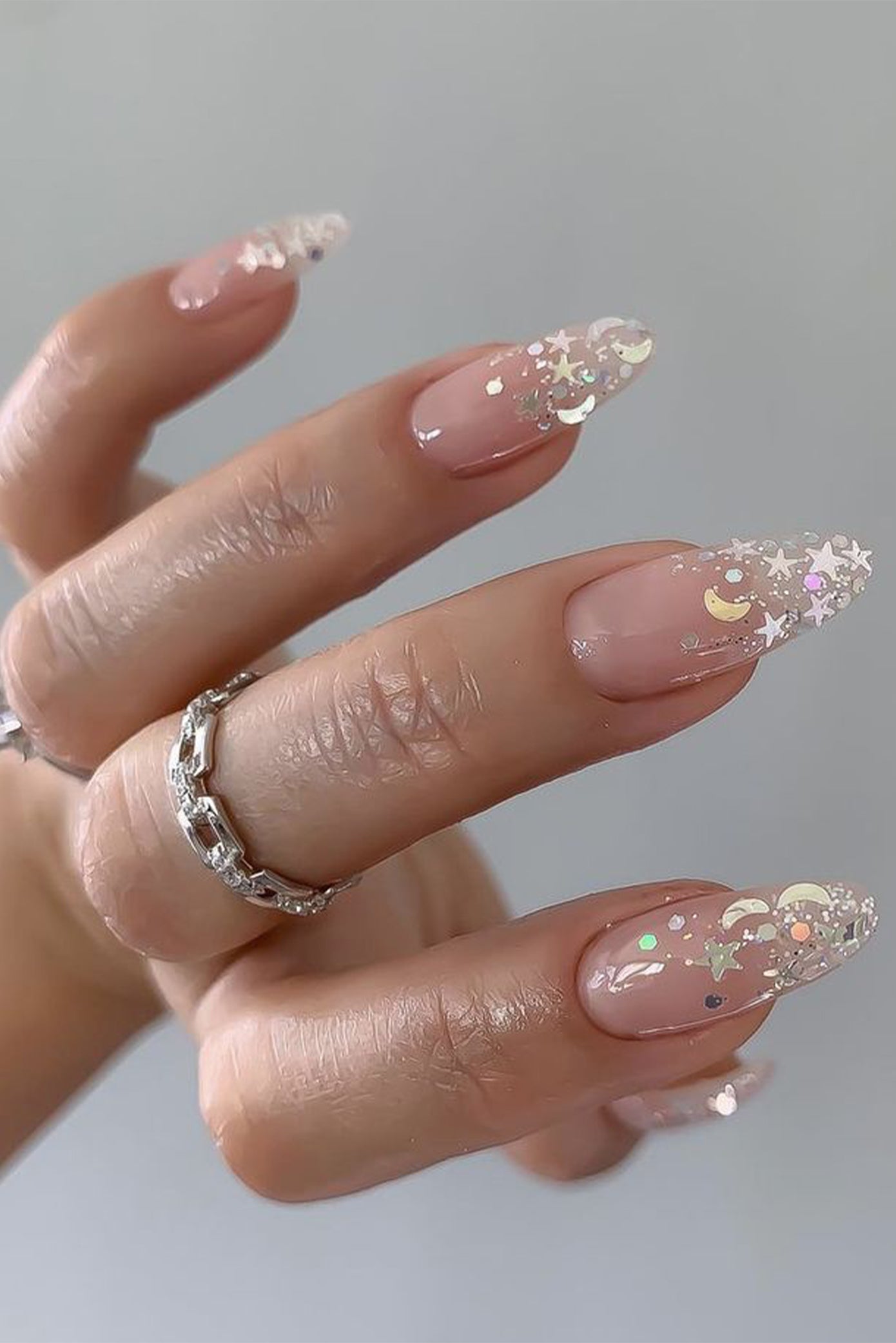 Ongles long naturel pour les mariées en forme amande avec des finitions célestes type lunes et étoiles