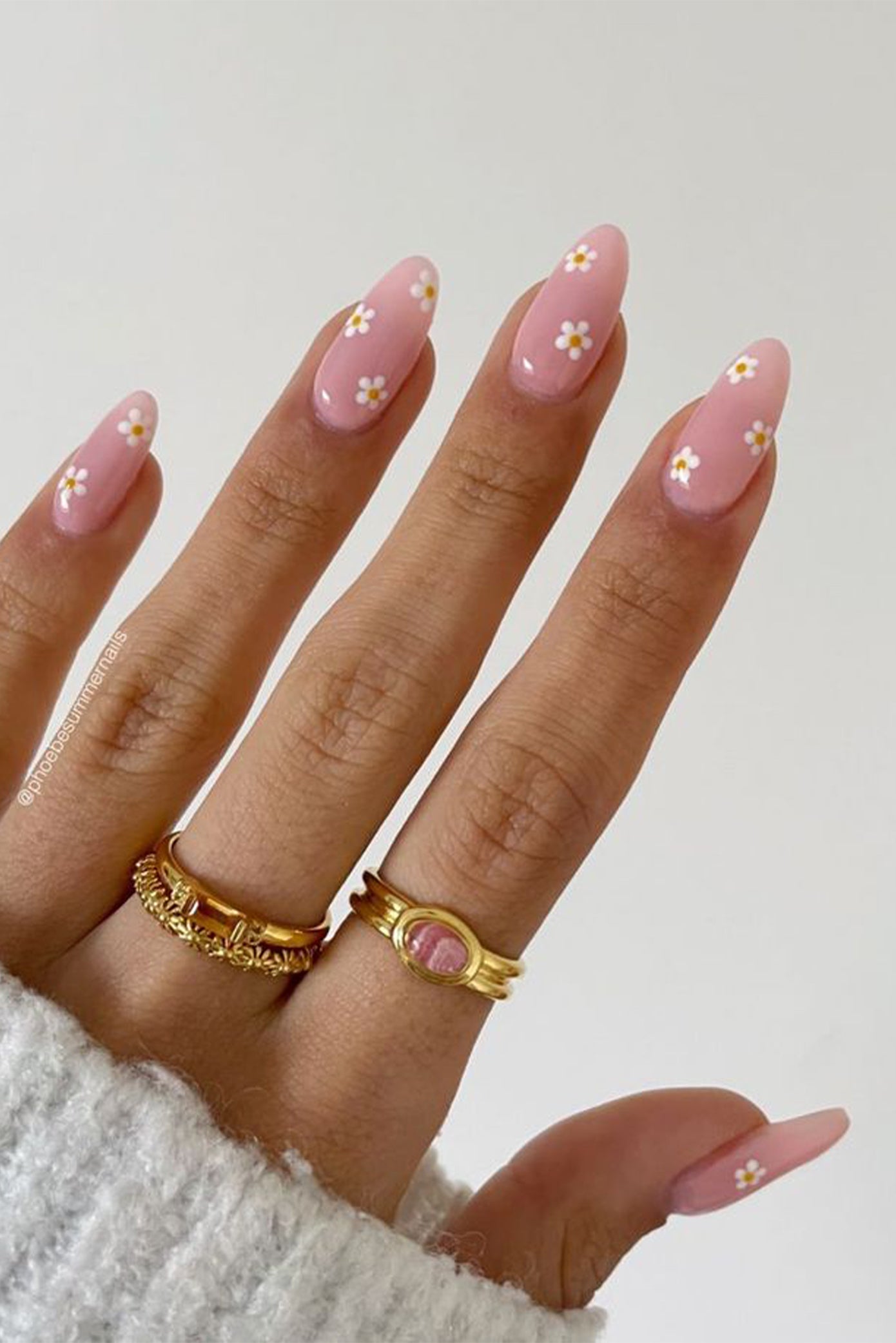 Ongles avec une base nude et un nailart en forme de pâquerette