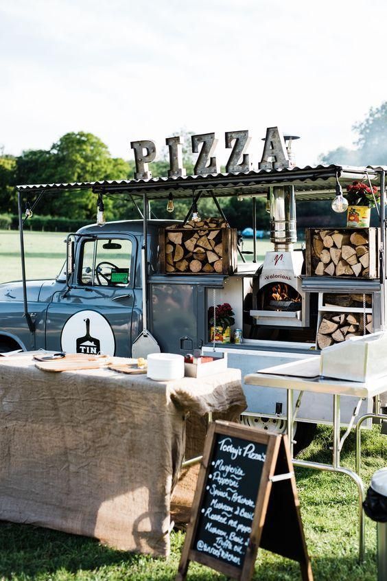 camion à pizza en inox moderne avec une table pour manger pour un animation de mariage