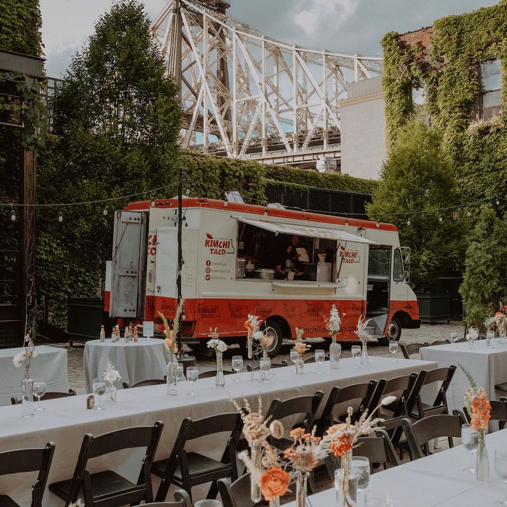 table de mariage avec des chaises marron et un camion de FoodTruck