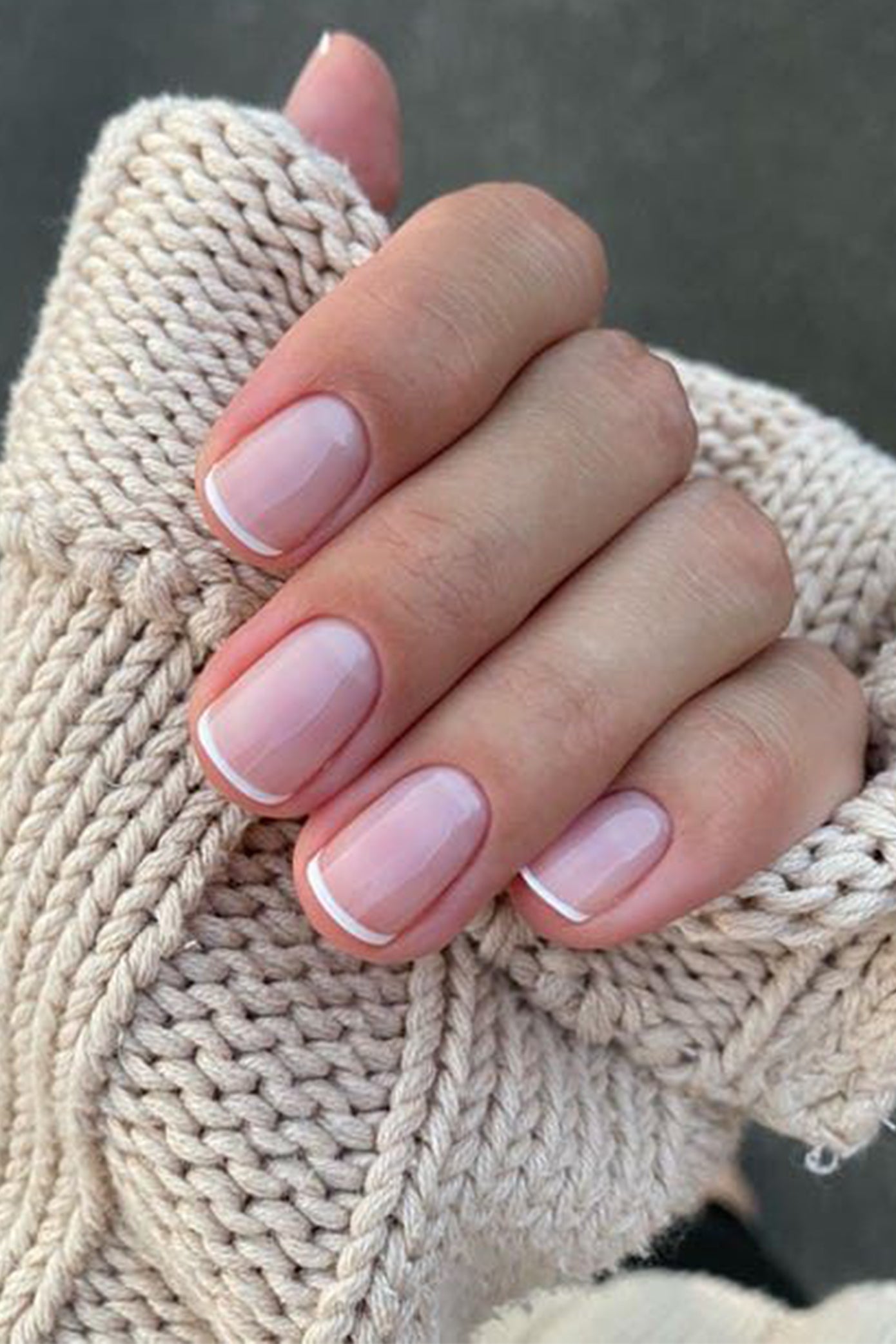 Focus sur une main de mariée avec une french manucure sur des ongles extra courts 