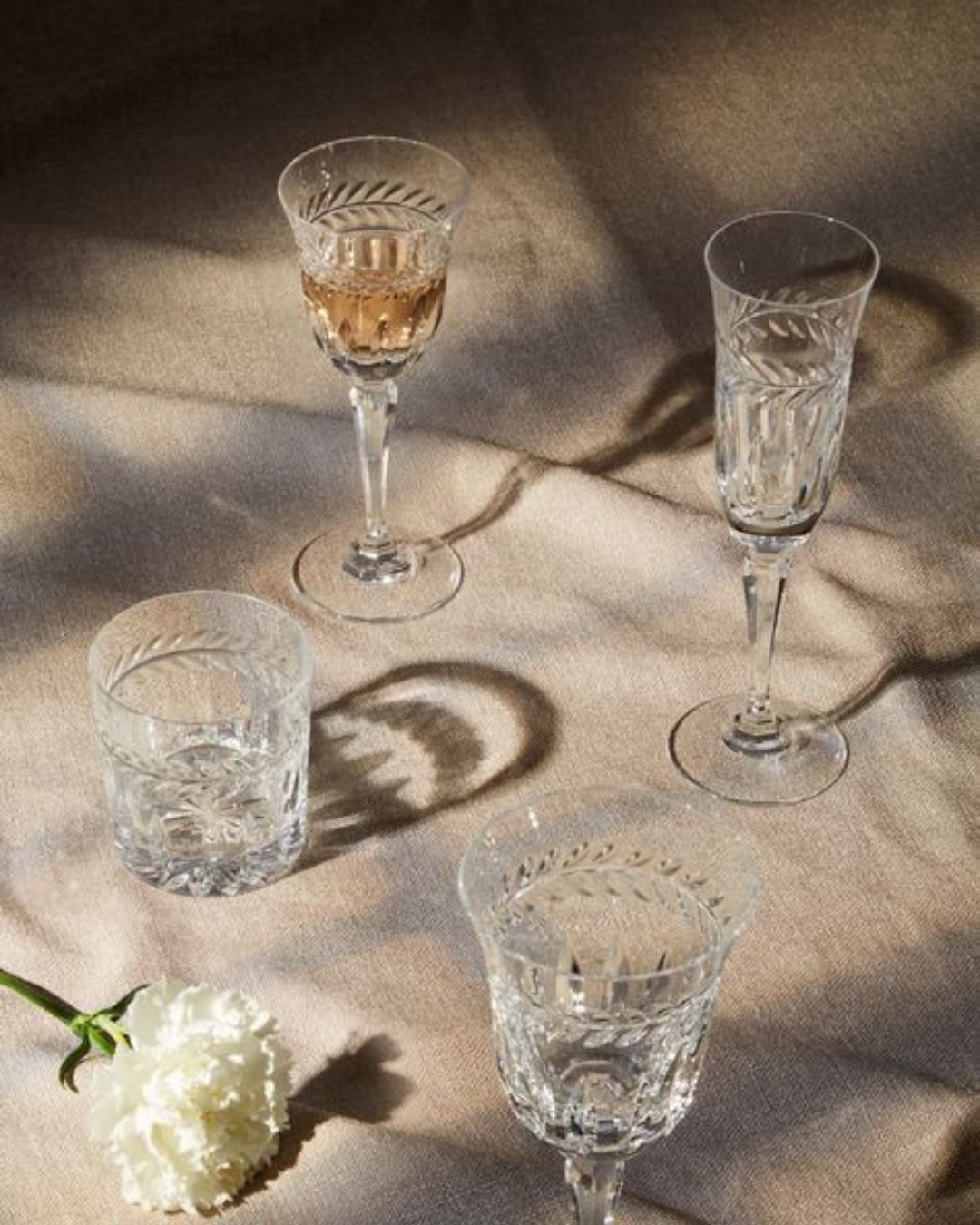 Verres raffinés pour faire différentes boissons avec une nappe en lin en arrière plan