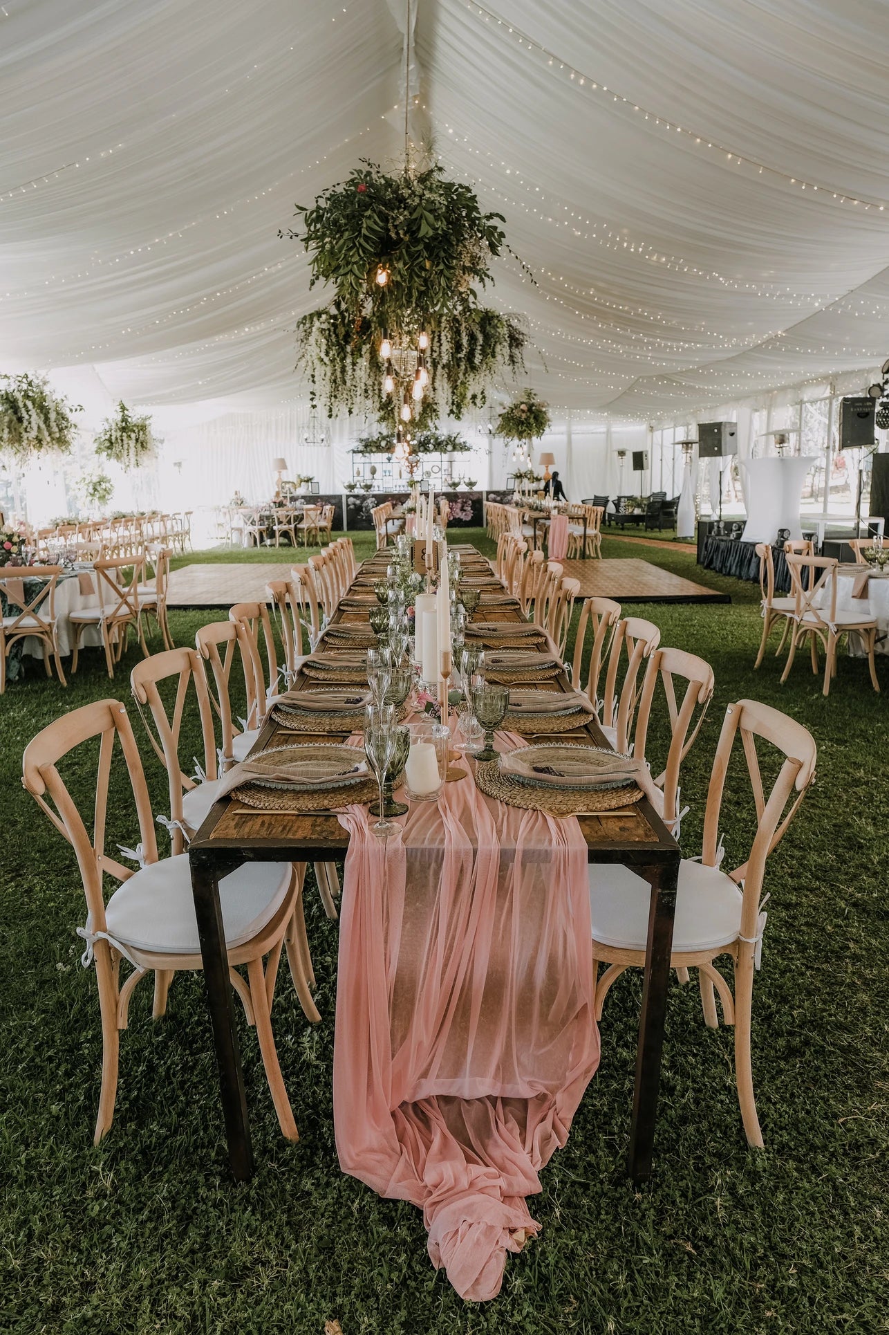 Grande table de mariage pour les invités avec un centre de table rose