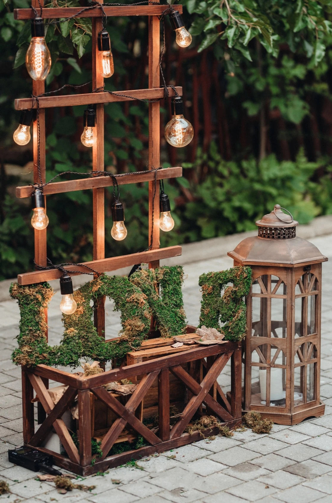 Décoration d'un mariage d'hiver avec des ampoules pour créer une ambiance tamisée