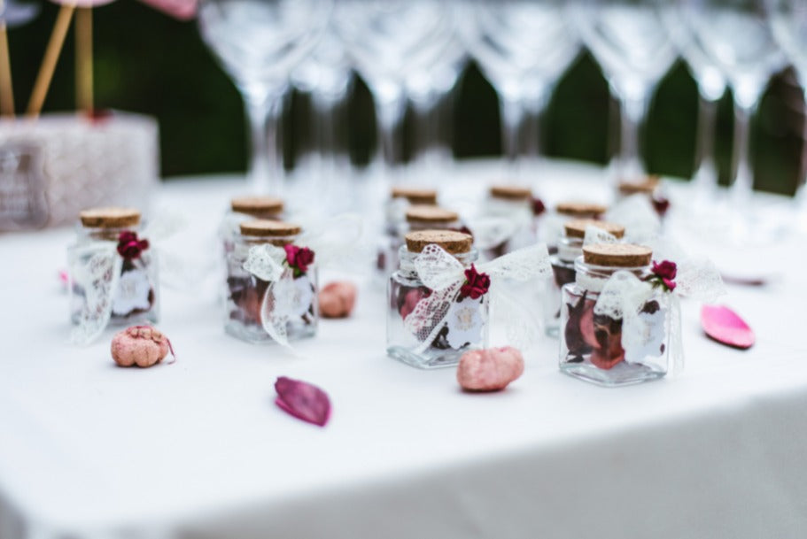 Idée de cadeaux pour les invités du mariage avec des pétales de fleurs dans des récipients