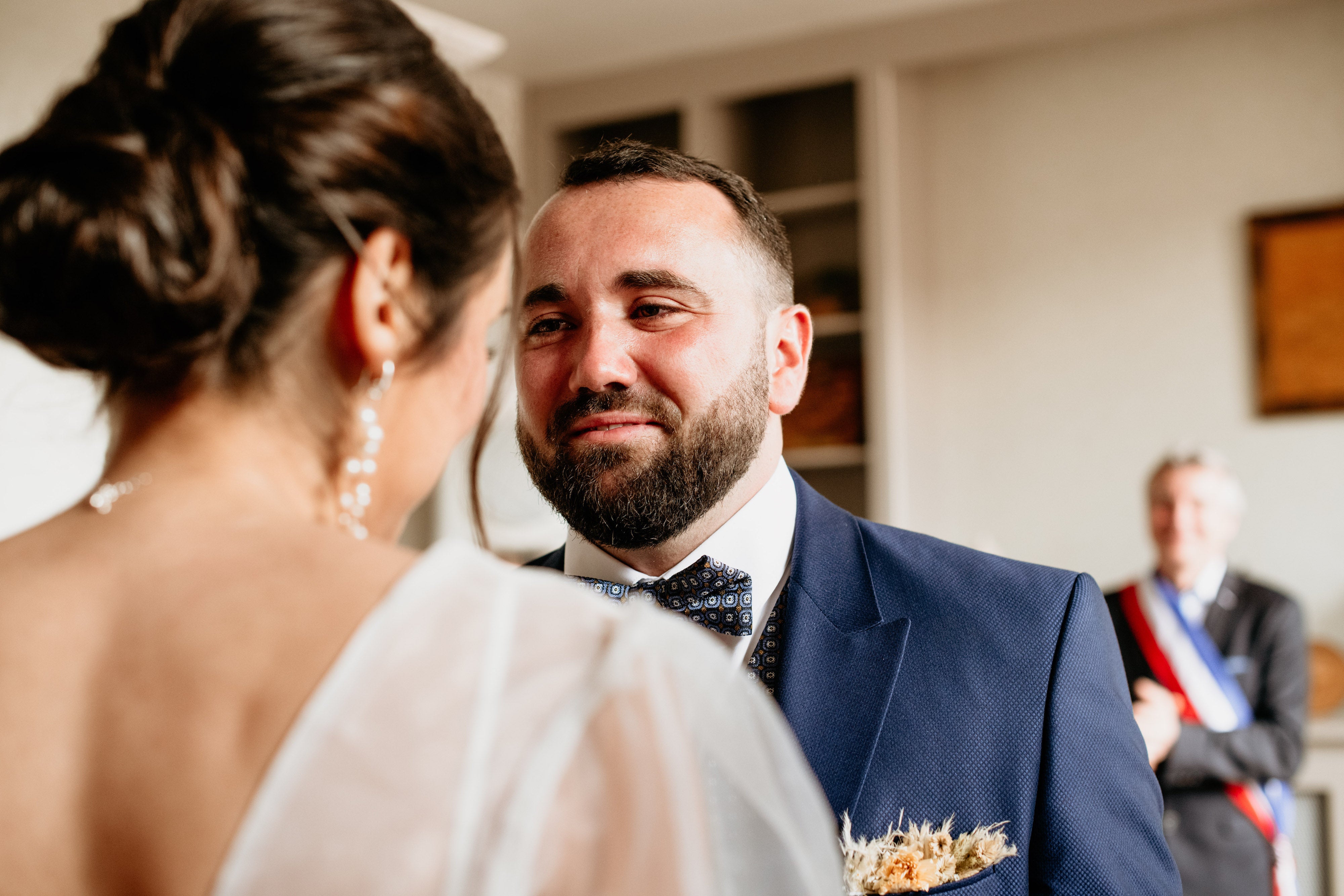 Le mari qui regarde sa femme pendant qu'elle fait son discours