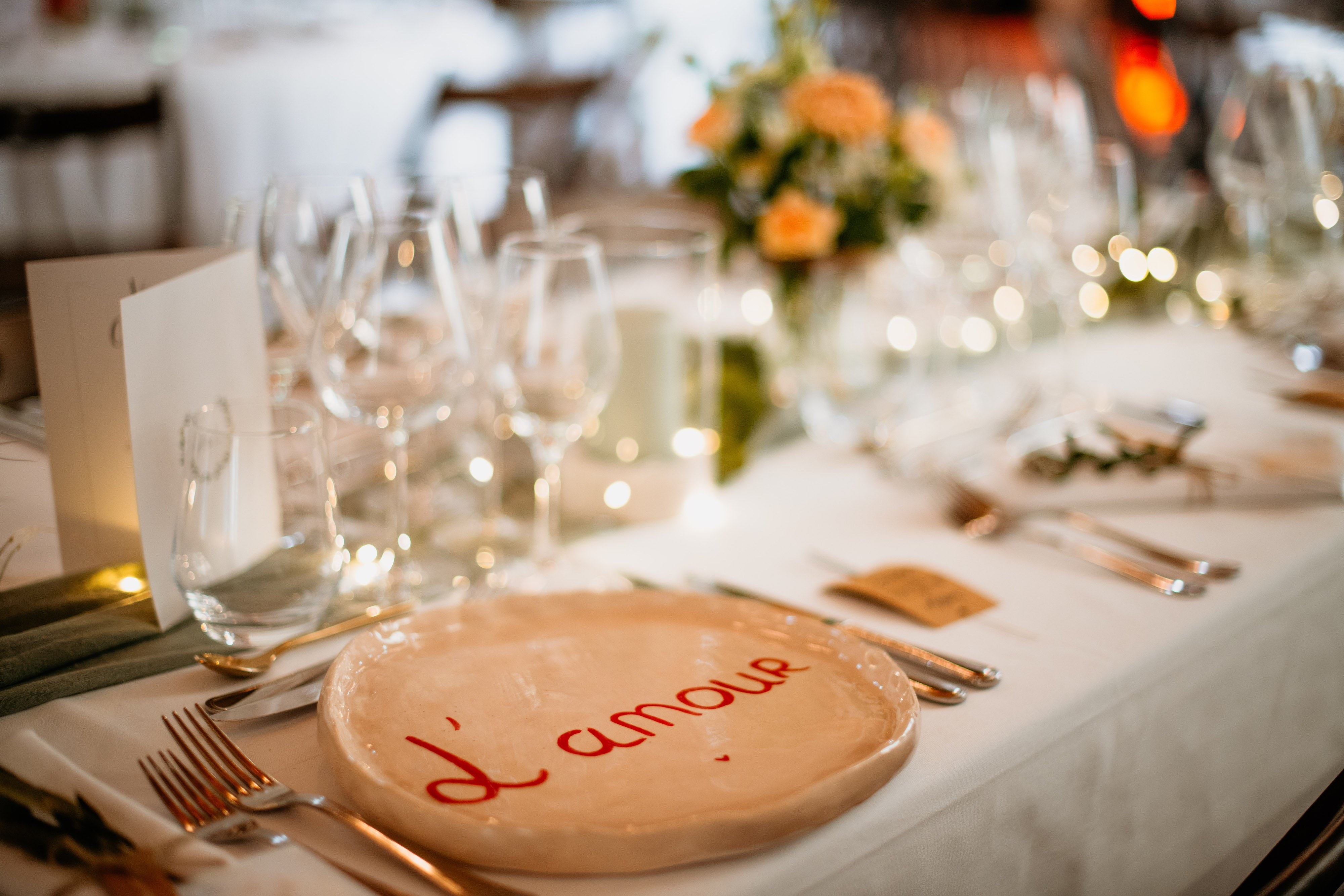 Photo de la table avec un focus sur l'assiette ou il y est marqué l'amour