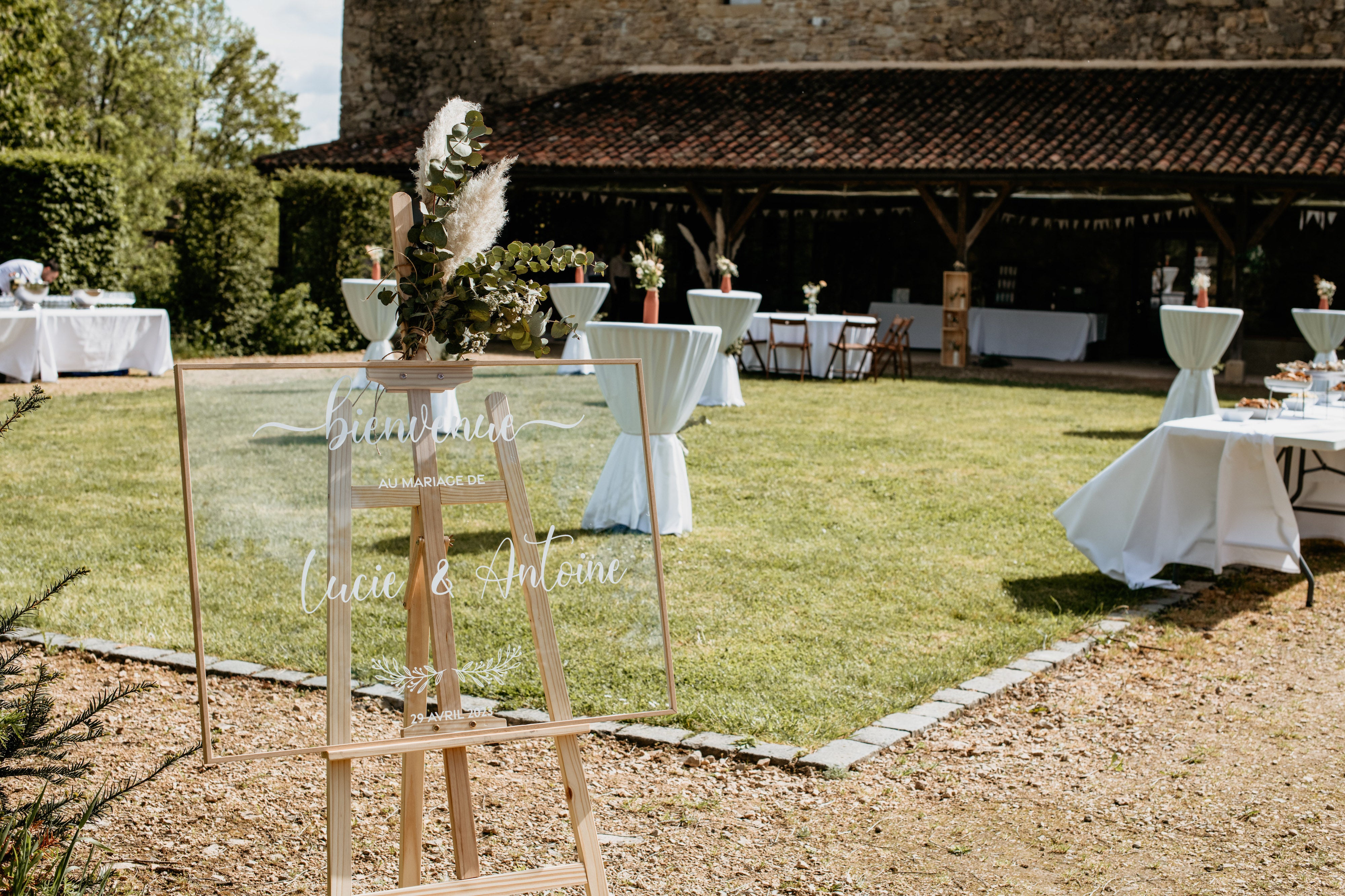 Extérieur du lieu de réception du mariage avec de la décoration