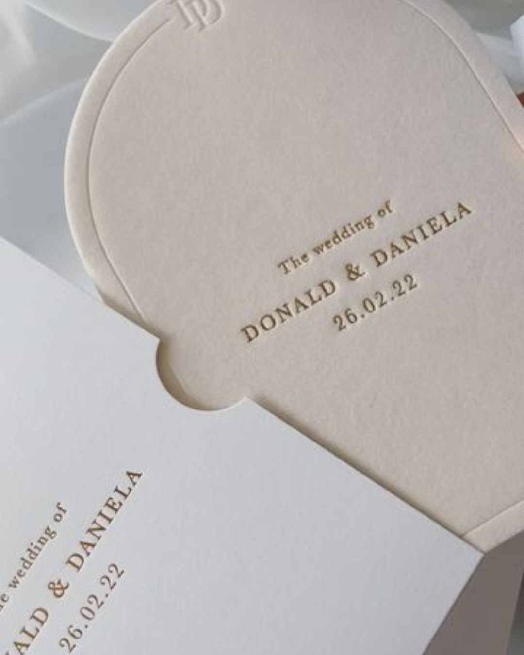 Focus sur des invitations de mariage minimaliste avec des bouts arrondis 