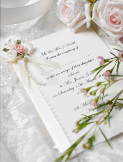 Invitation pour un mariage avec une décoration fleurie autour