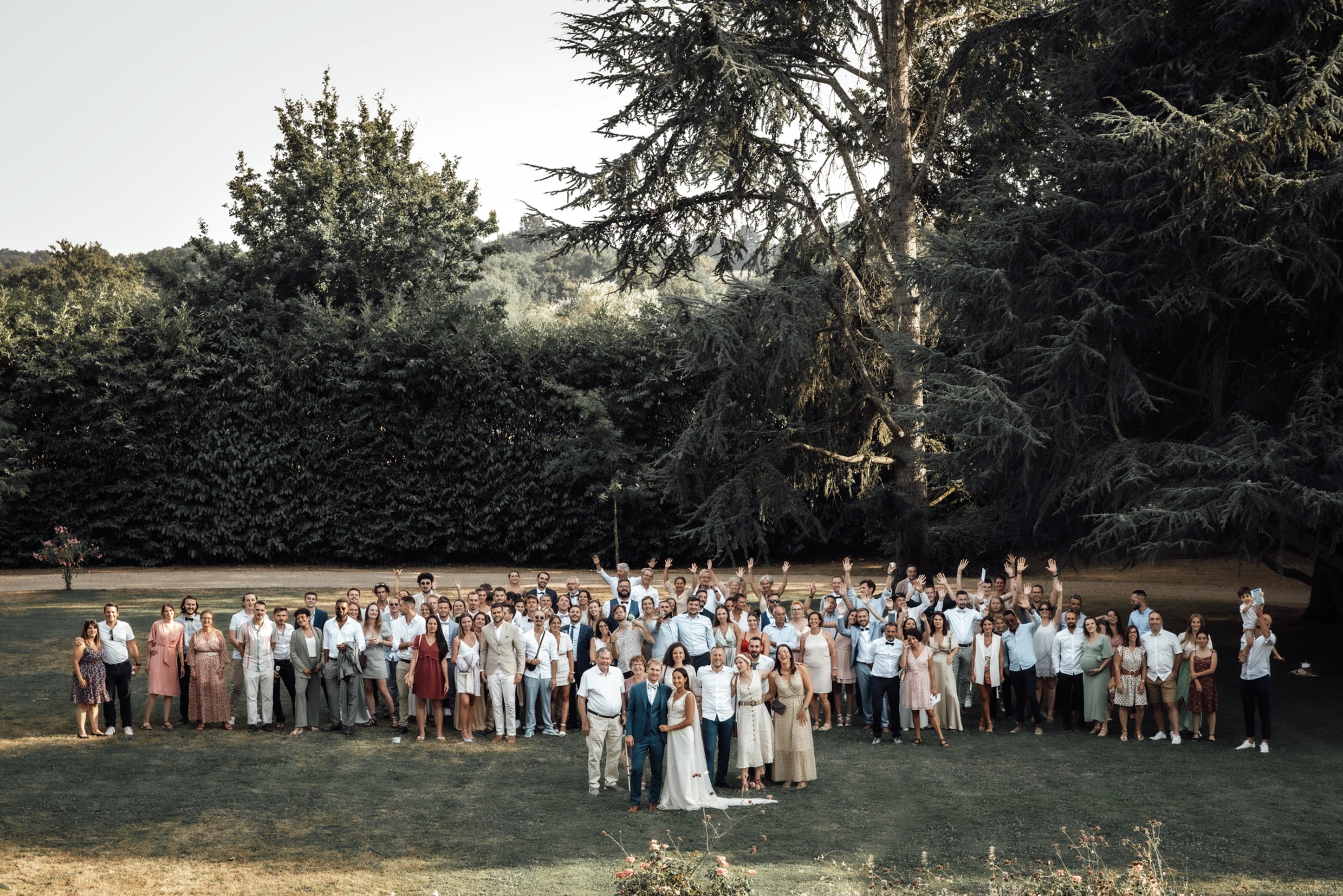 L'assemblée complète du mariage sur une photo tous souriant au loin