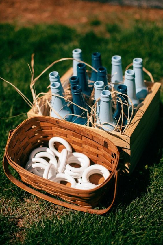 jeux de bouteilles avec des anneaux pour mariage vintage dans un panier en osier 