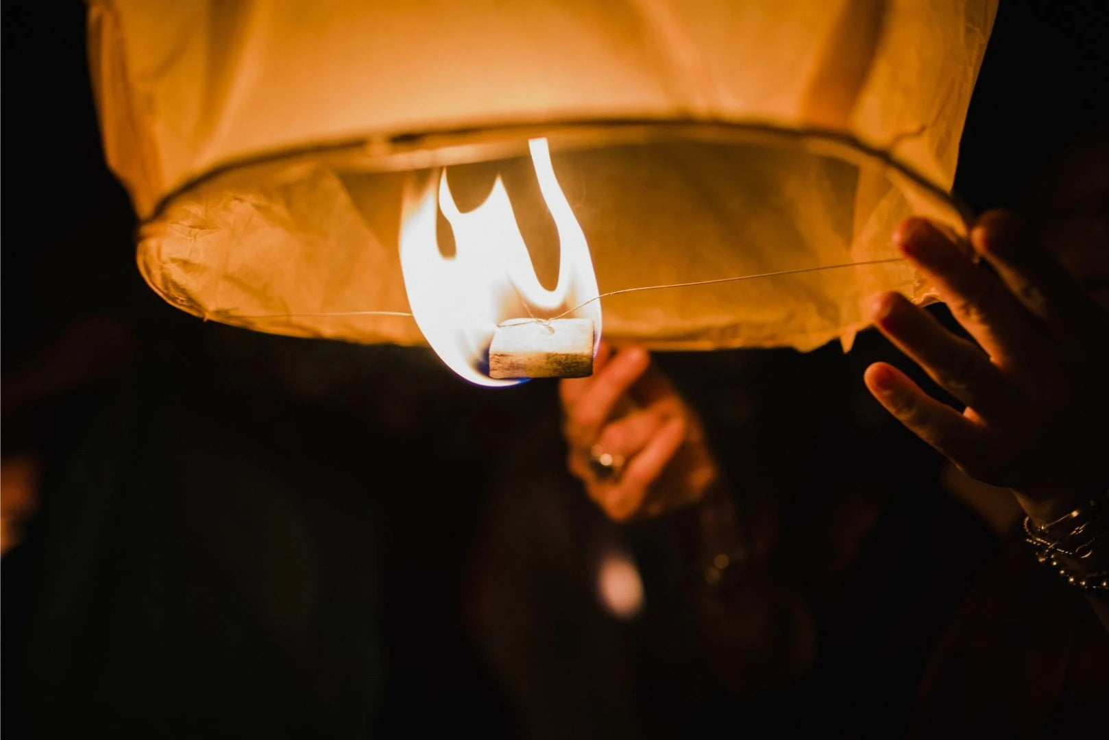 Lanterne lors d'un mariage d'hiver pour une activité pour les invitées