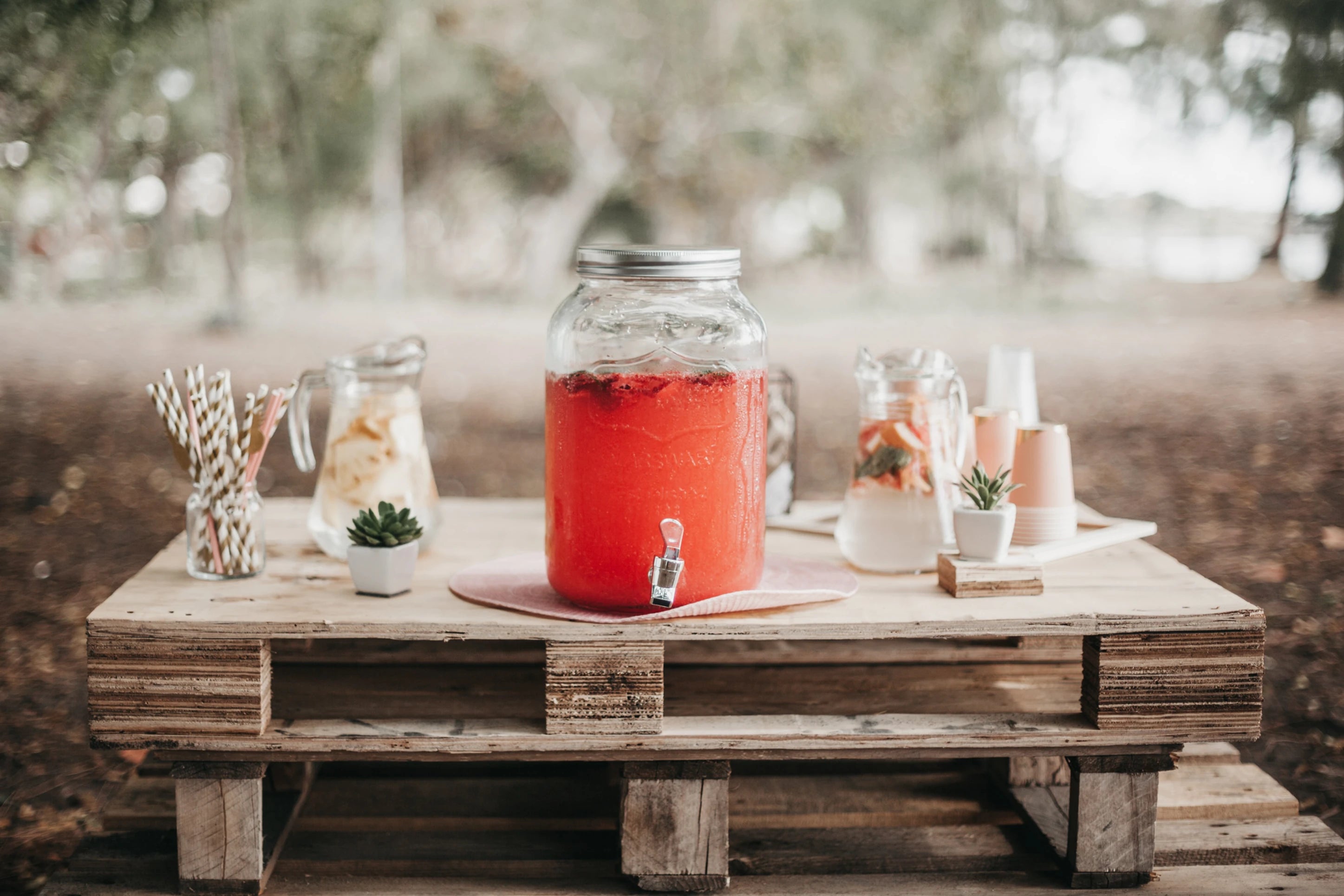 Espace dans le mariage pour une boisson orange bohème libre service