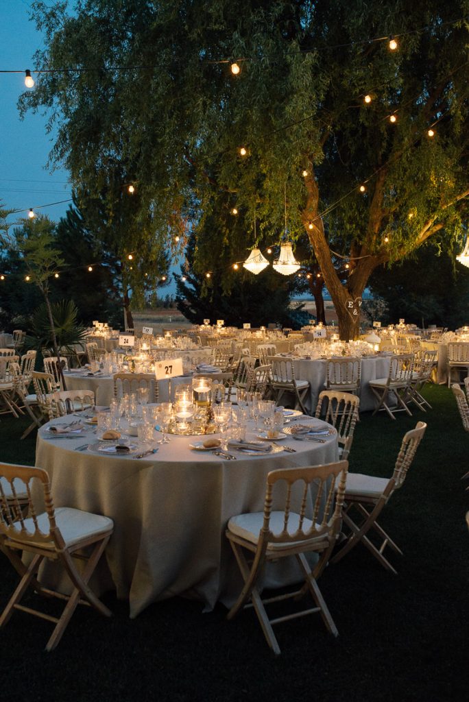 Tables en extérieur pour les invités lors du mariage