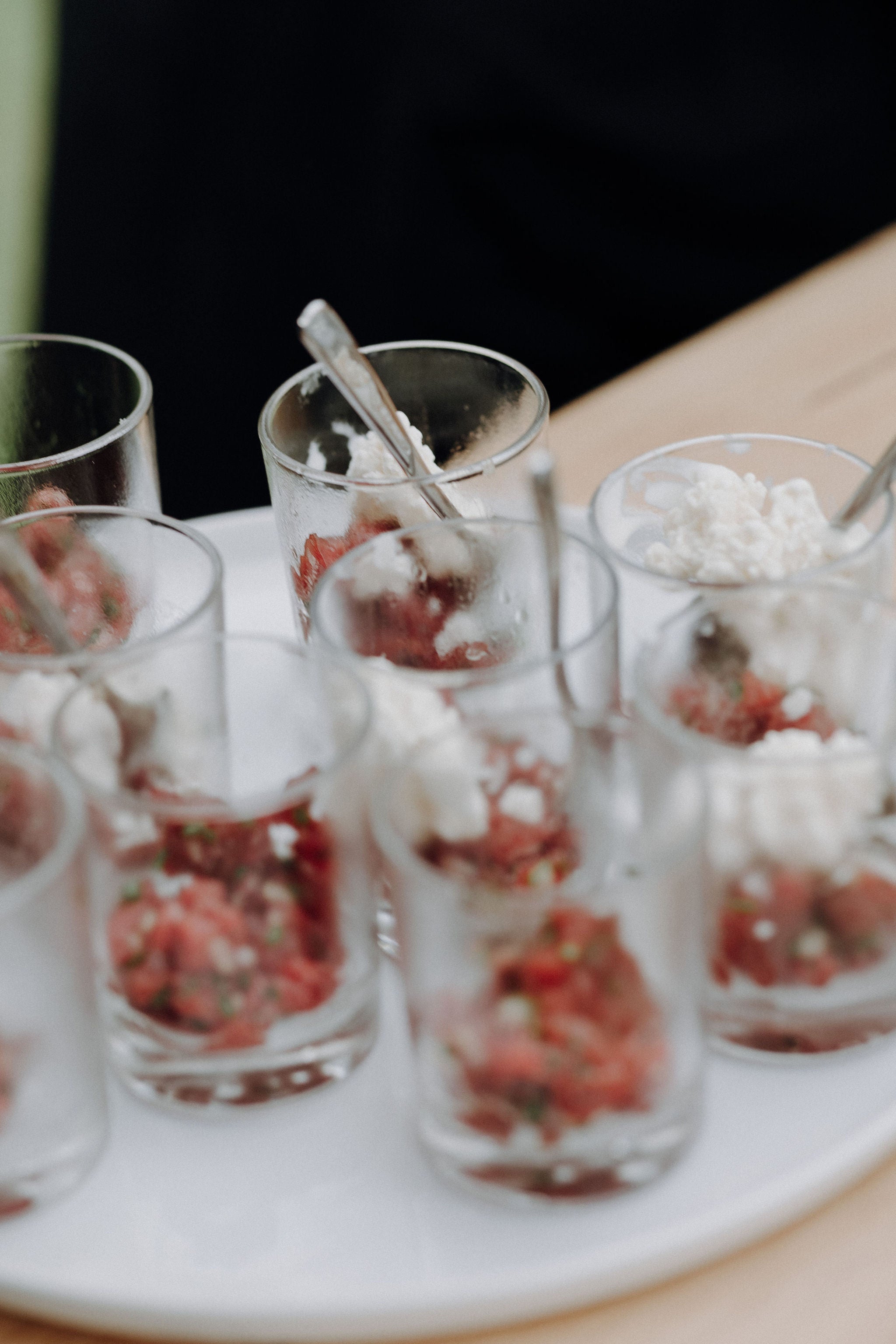 Des verrines élégantes et colorées, parfaites pour un apéritif raffiné lors des préparatifs de mariage. Ces bouchées gourmandes ajoutent une touche de fraîcheur et de style aux jours précédant le grand jour, tout en s'inscrivant dans une routine mariage pleine de saveurs.