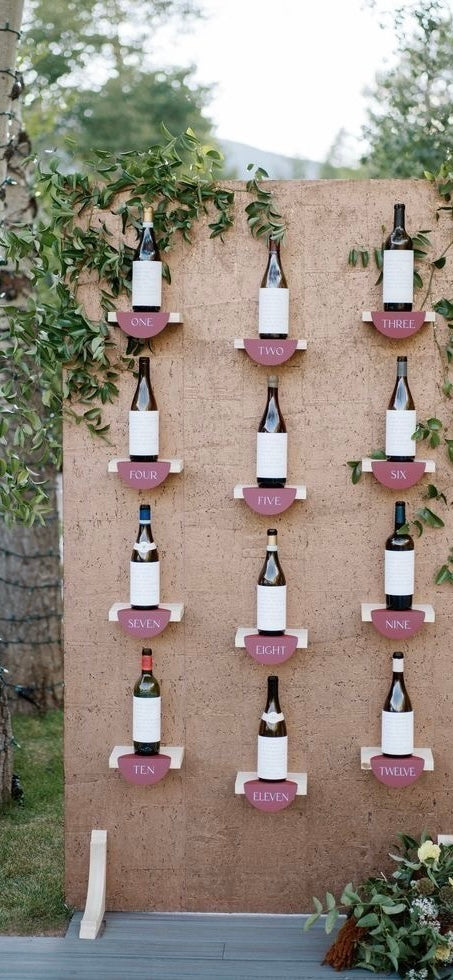 mur avec des bouteilles de vins pour effectuer une dégustation pour une animation de mariage