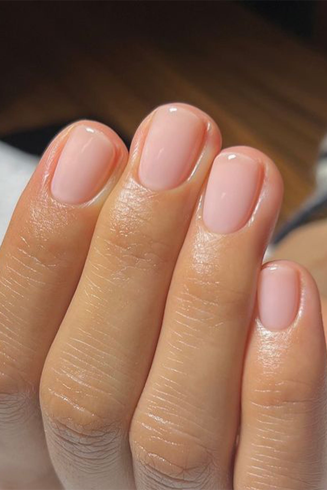 Ongles très naturels pour mariée minimaliste avec une couleur nude et des ongles très courts