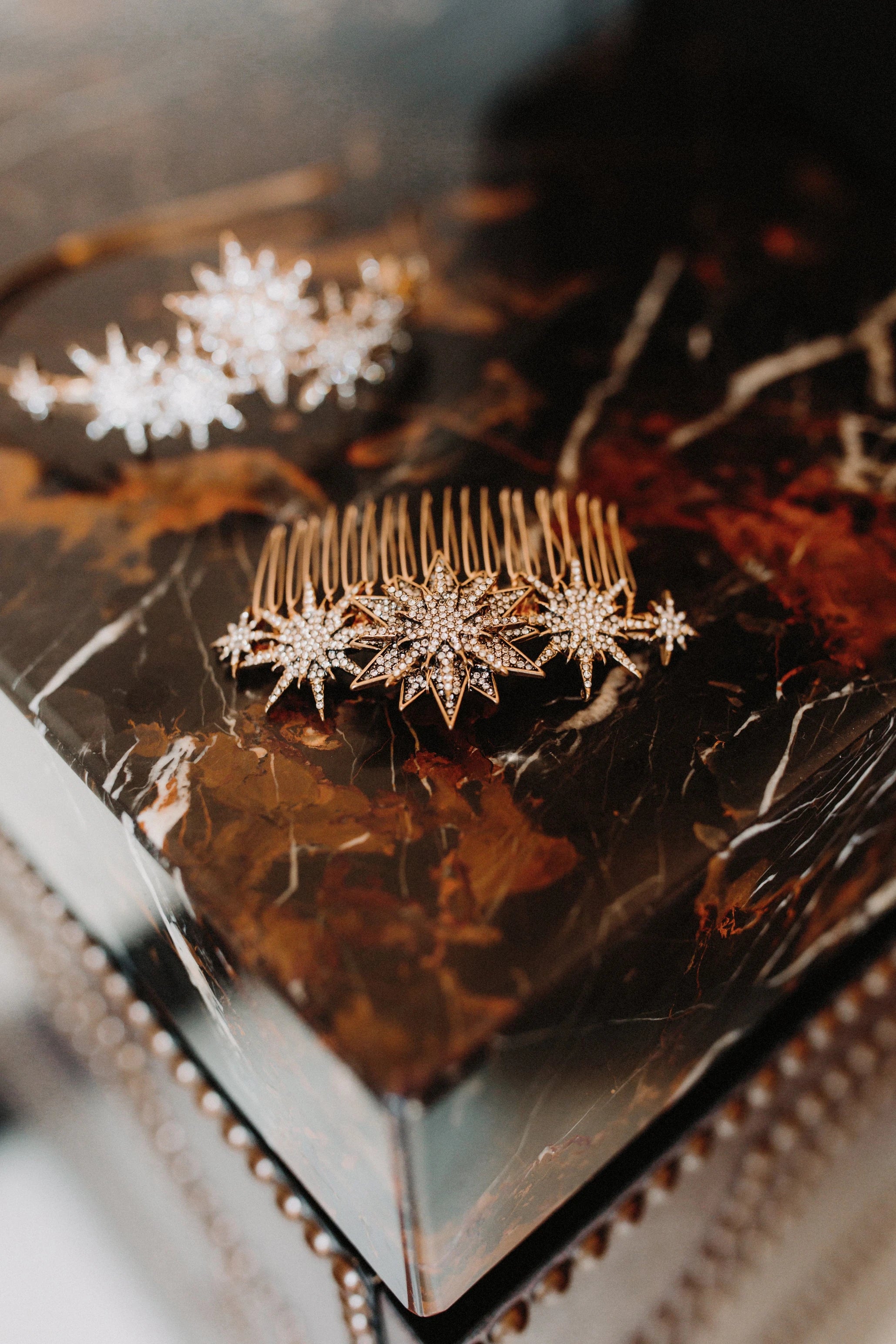 Peigne de mariage avec des formes en étoiles avec des strass 