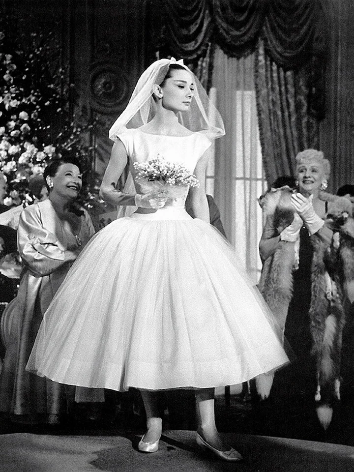 Audrey Hepburn dans sa robe de mariage mi longue bouffante minimaliste