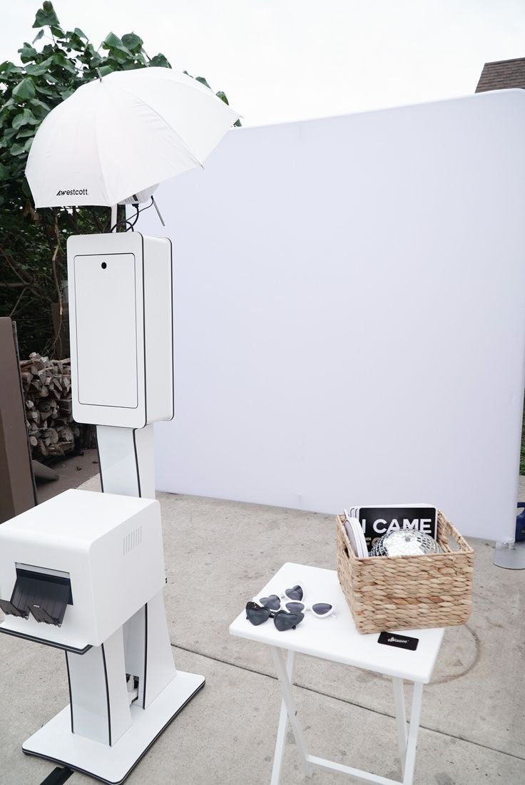 appareil photo blanc avec des accessoires pour se prendre en photo pour une animation mariage