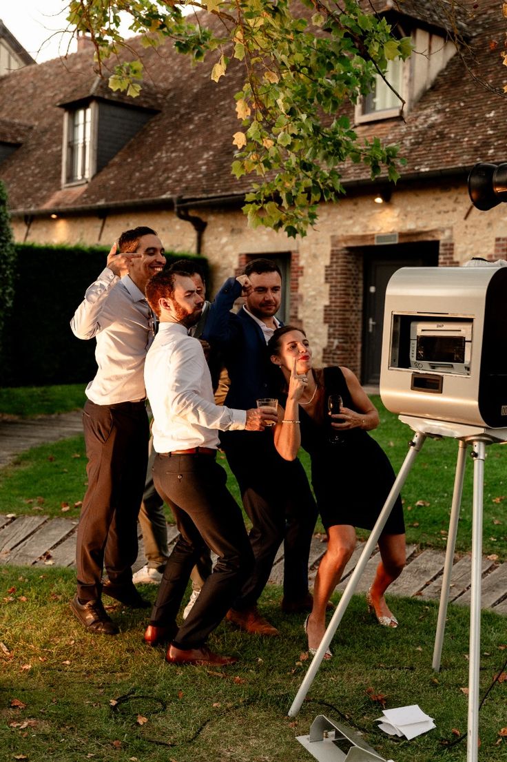 4 personnes entrain de se prendre en photo avec un photobooth lors d'un mariage