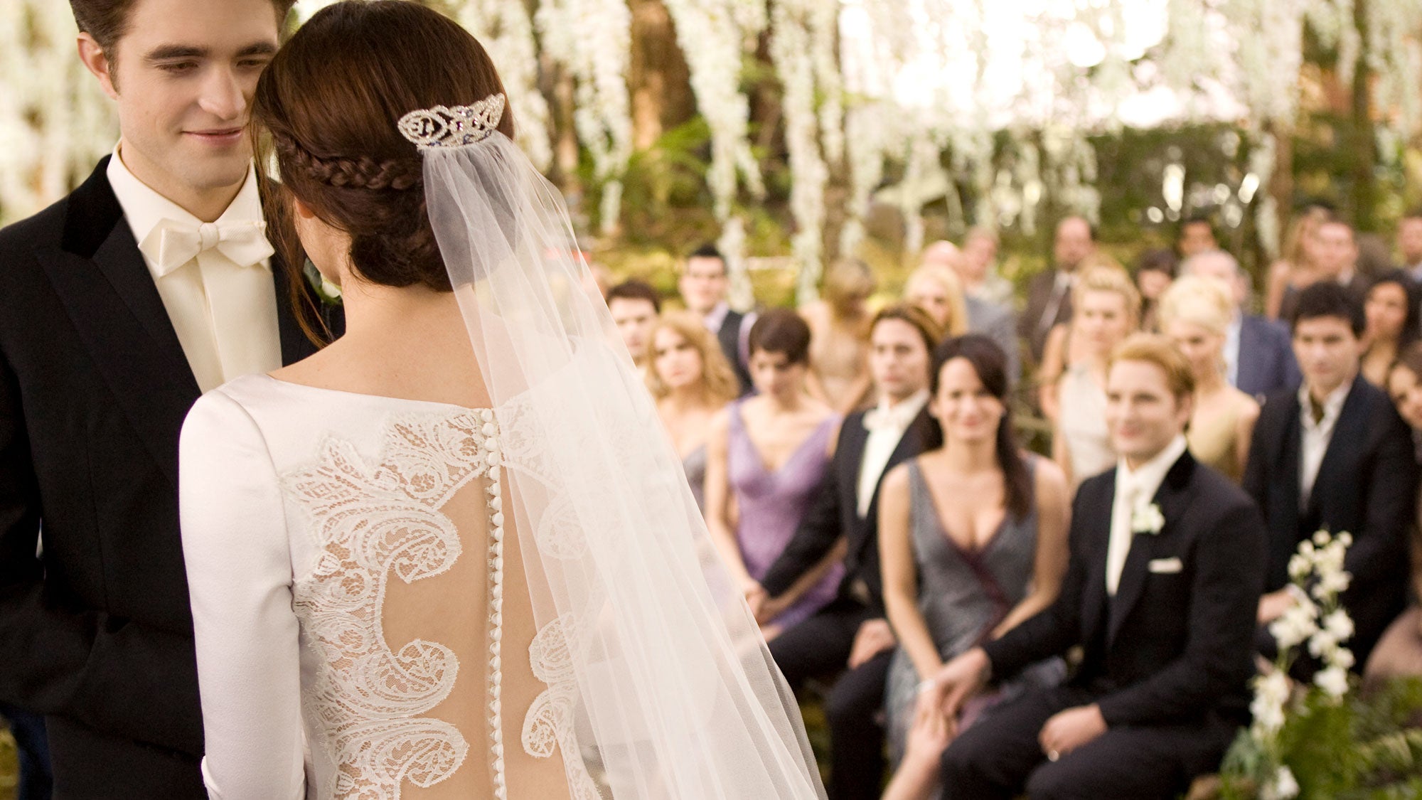 Bella de dos montrant son accessoire de cheveux de mariage, un peigne à strass avec un voile