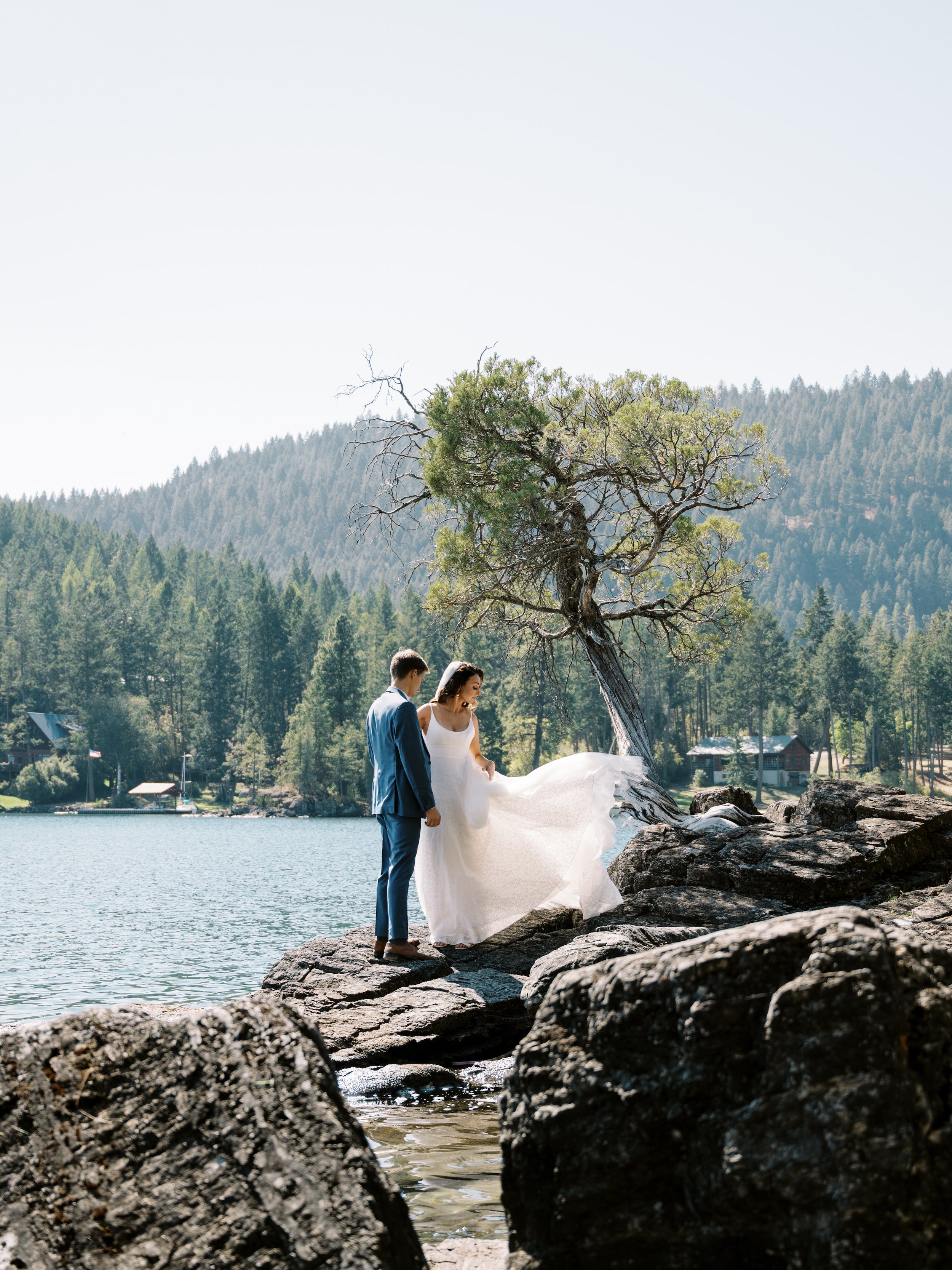 Femme et Homme au bord de l'eau avec des habits de mariage