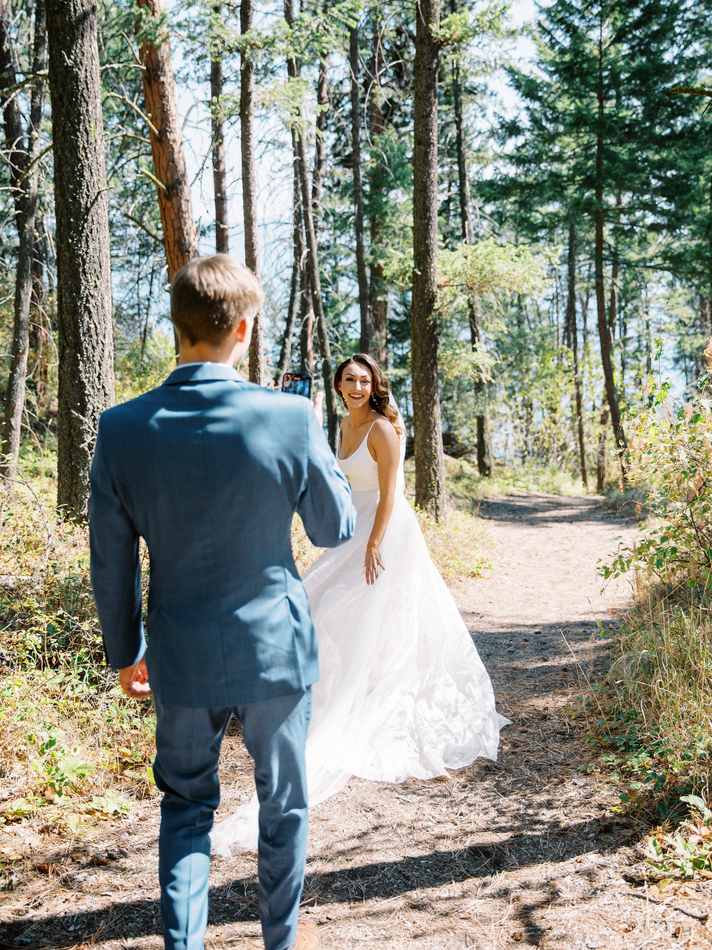 Couple de jeune mariés dans la forêt portant des vêtements et bijoux de mariage