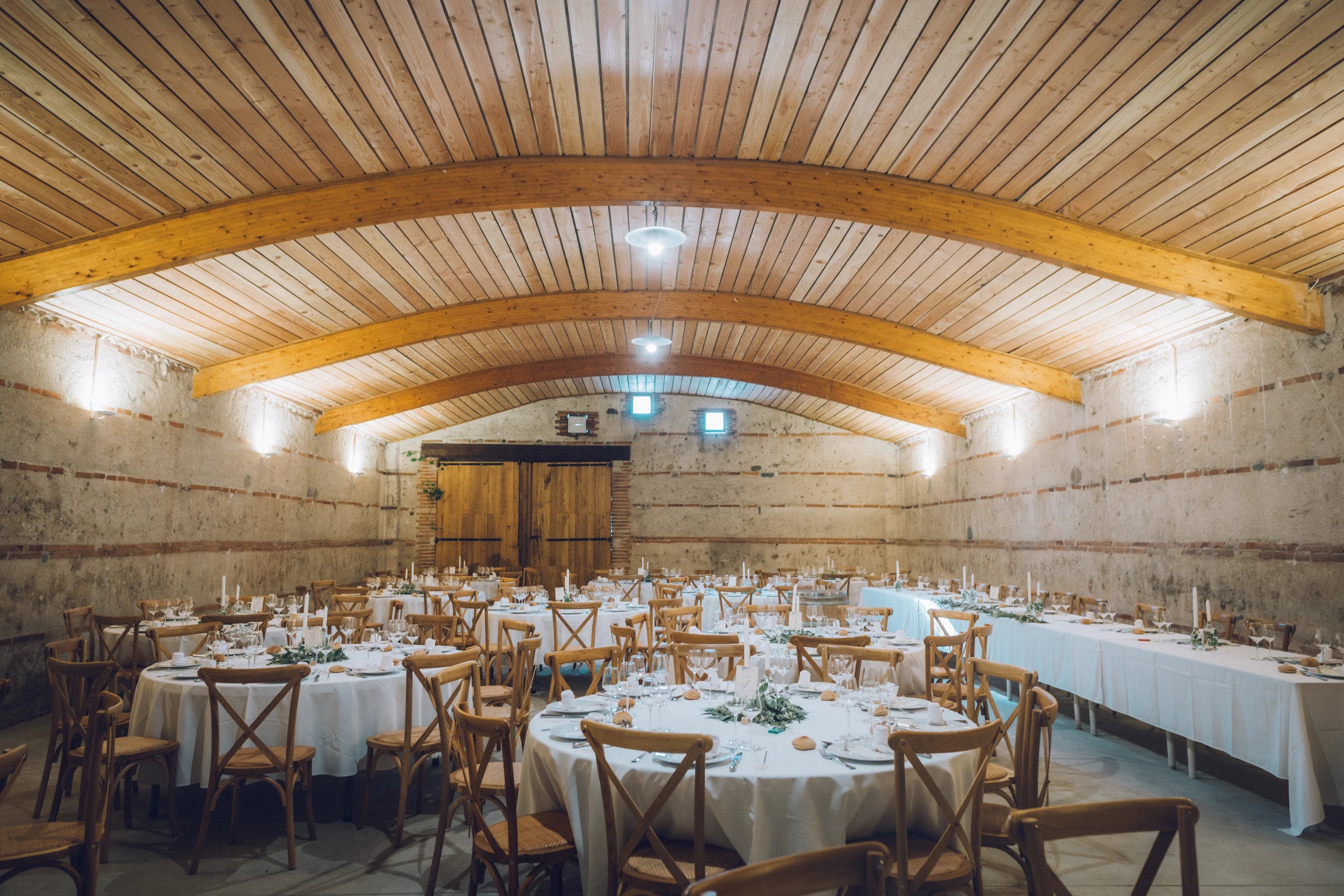 Salle de réception du mariage avec un thème végétal et élégant