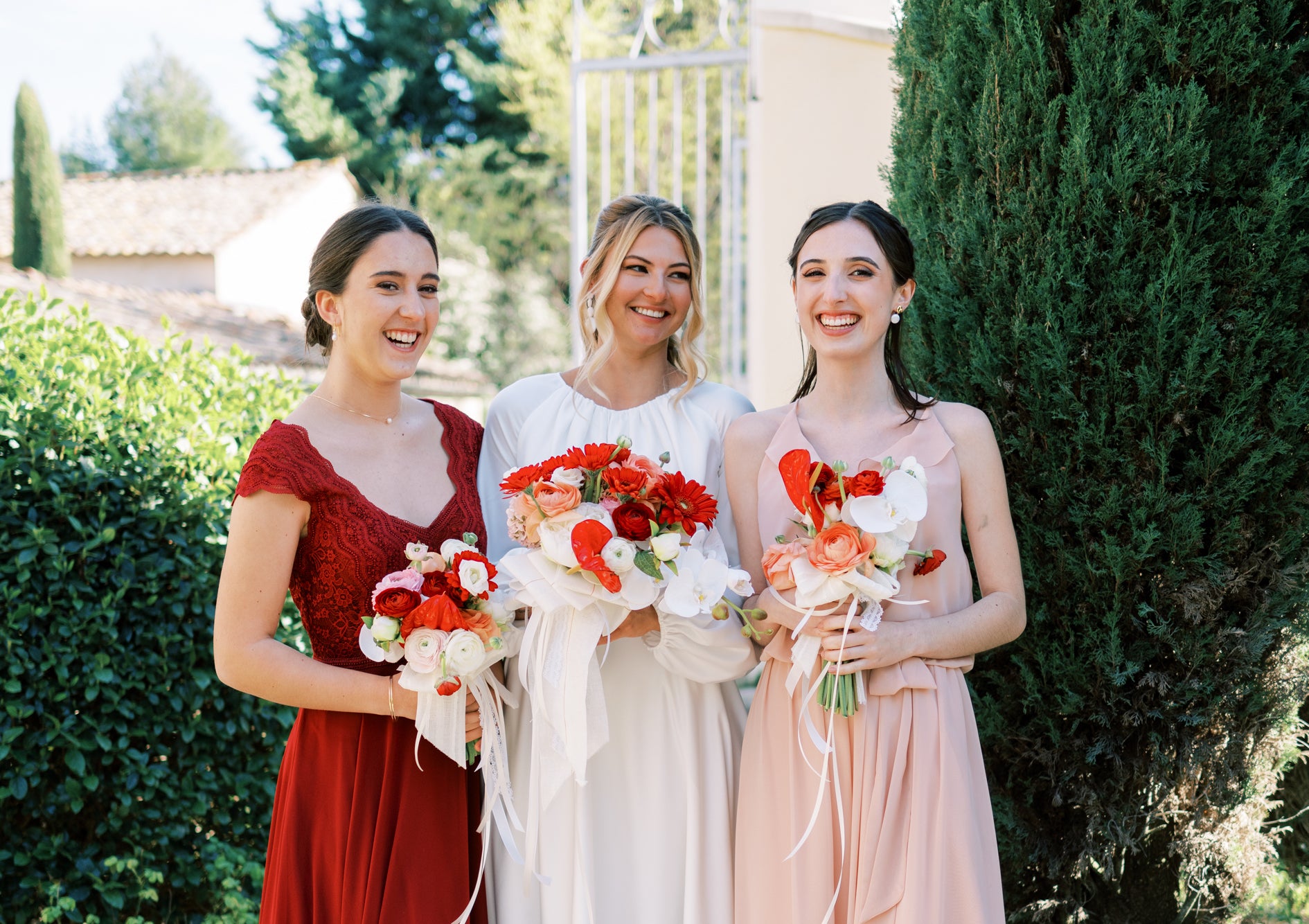 La mariée et ces demoiselles d'honneurs qui posent en portant des bouquets de fleurs et des accessoires de mariage