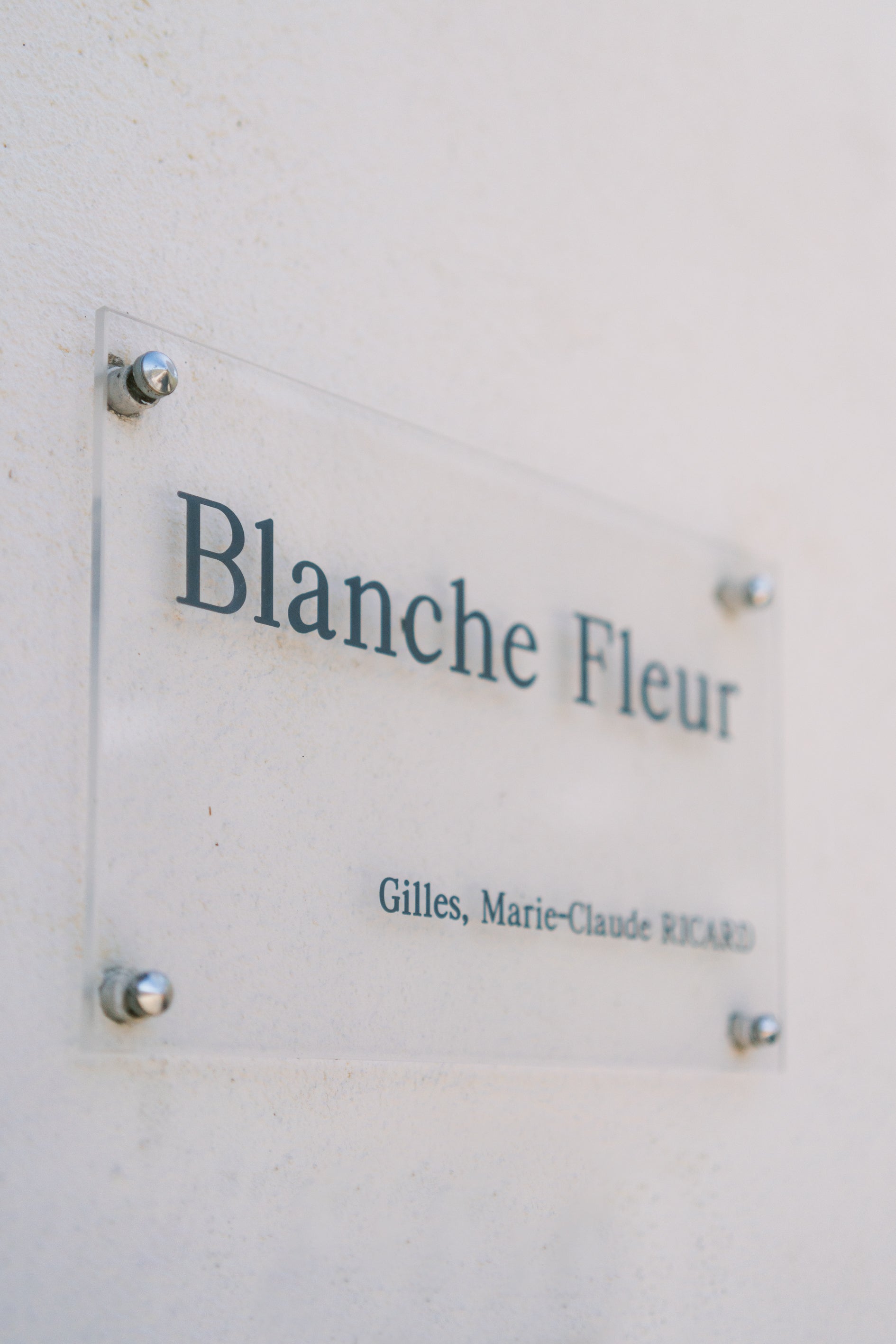 Inscription marquée sur le mur qui dit Blanche Fleur