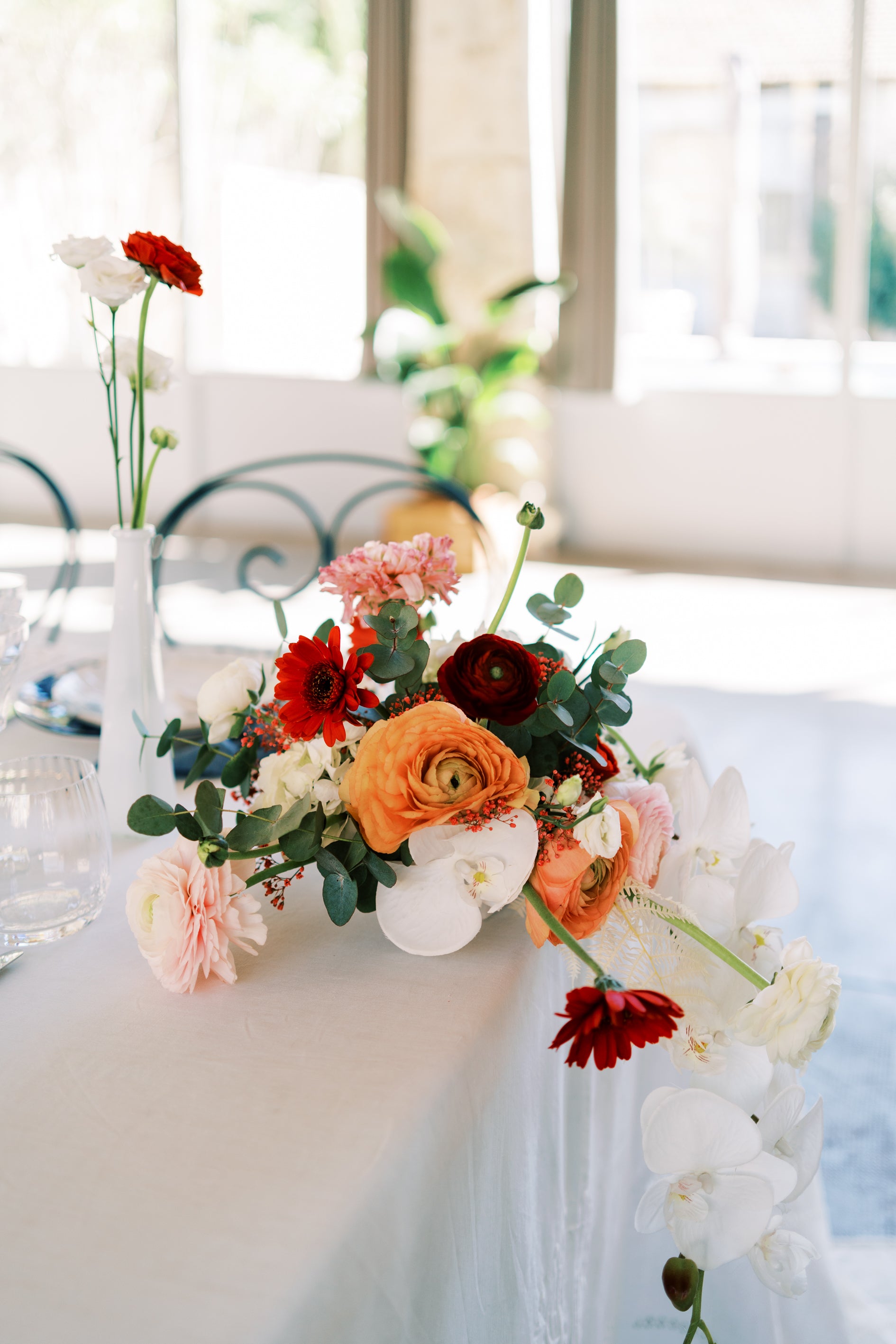 Bouquet de fleurs mis sur la table des invités du mariage