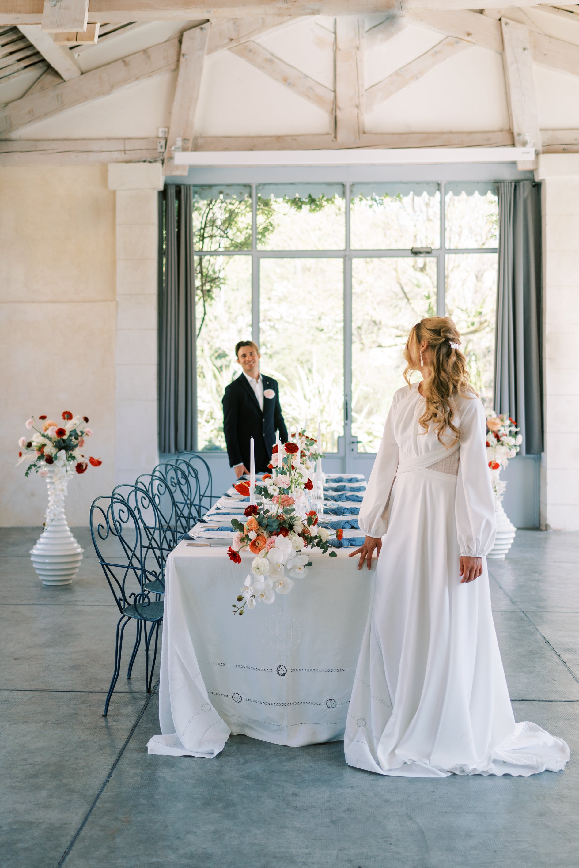 Les mariés qui regardent les tables des invités 