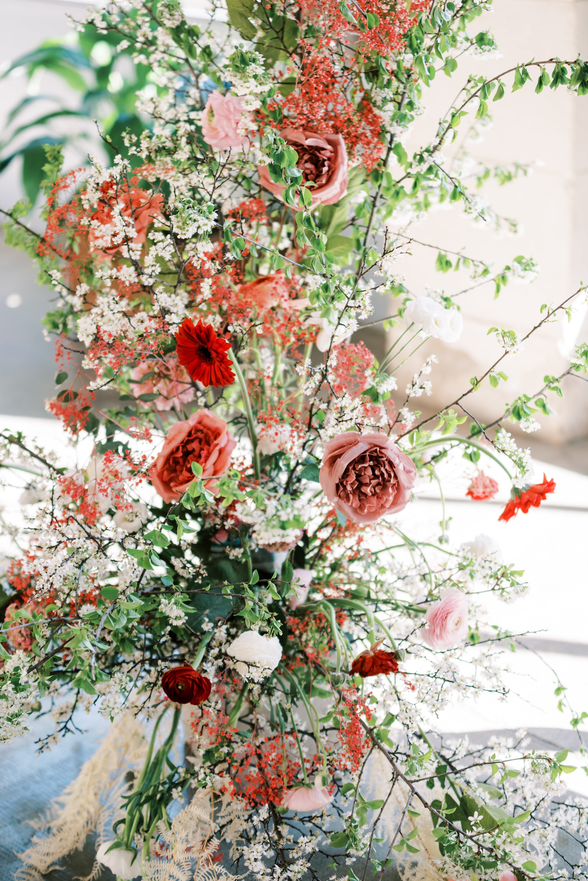 Décoration du lieu de réception avec des bouquets de fleurs printanier 