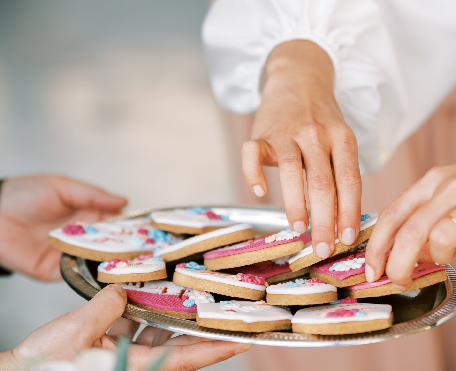 Femme qui prépare des gâteaux pour son mariage 