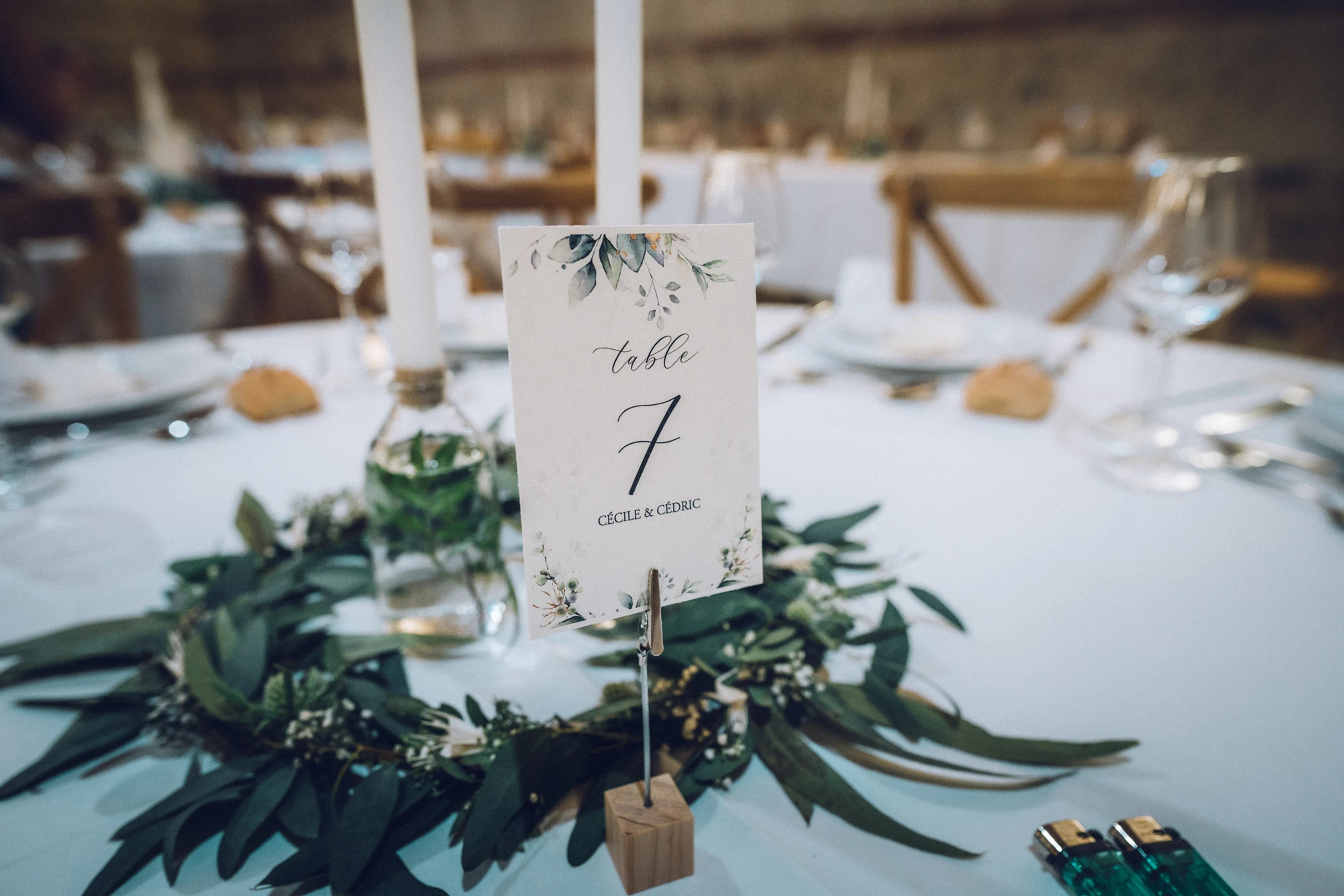 Numéro de table sur un petit papier au milieu d'une des tables pour le repas après le mariage