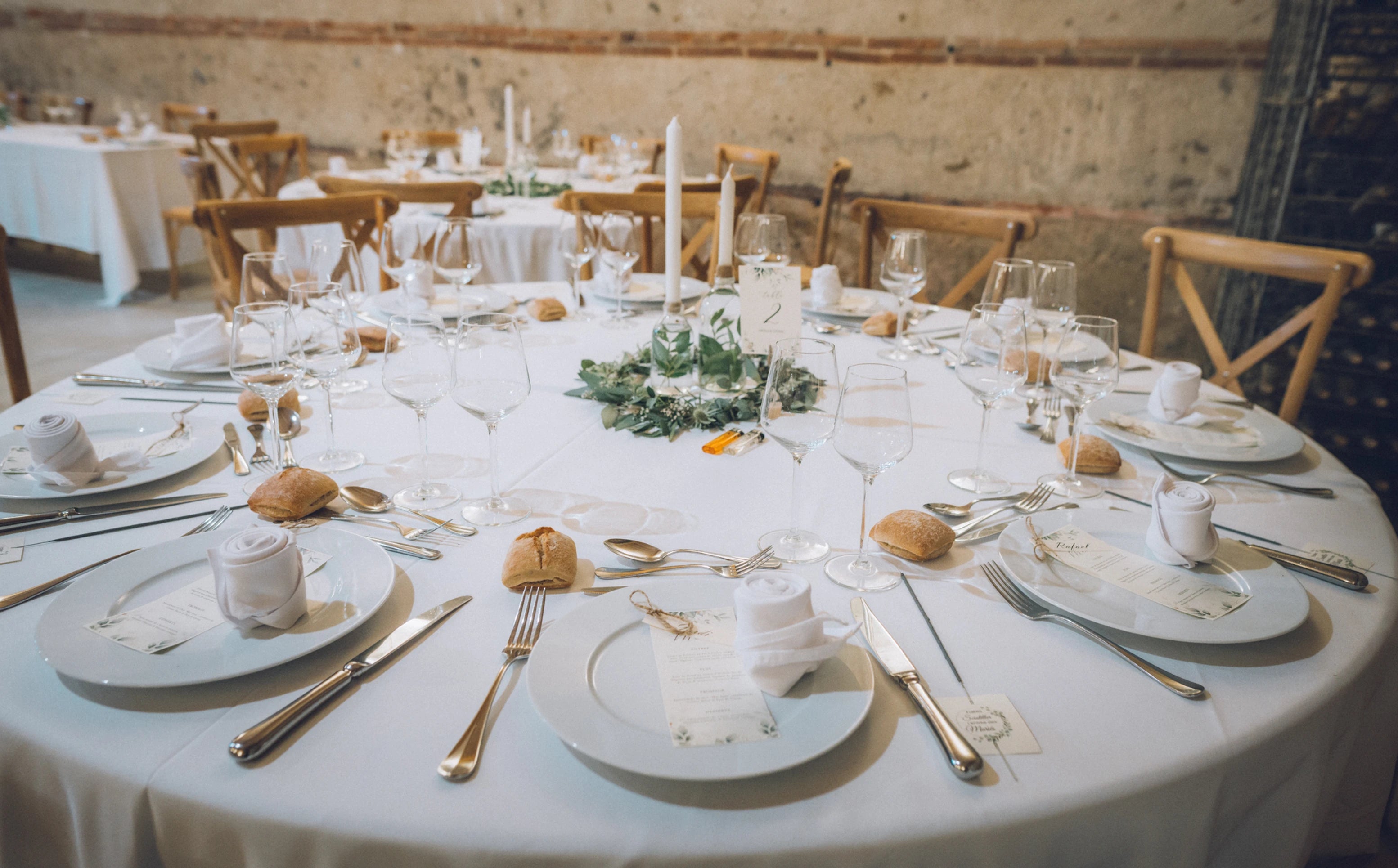 Table ronde avec une décoration élégante faite pour accueillir la réception après le mariage 